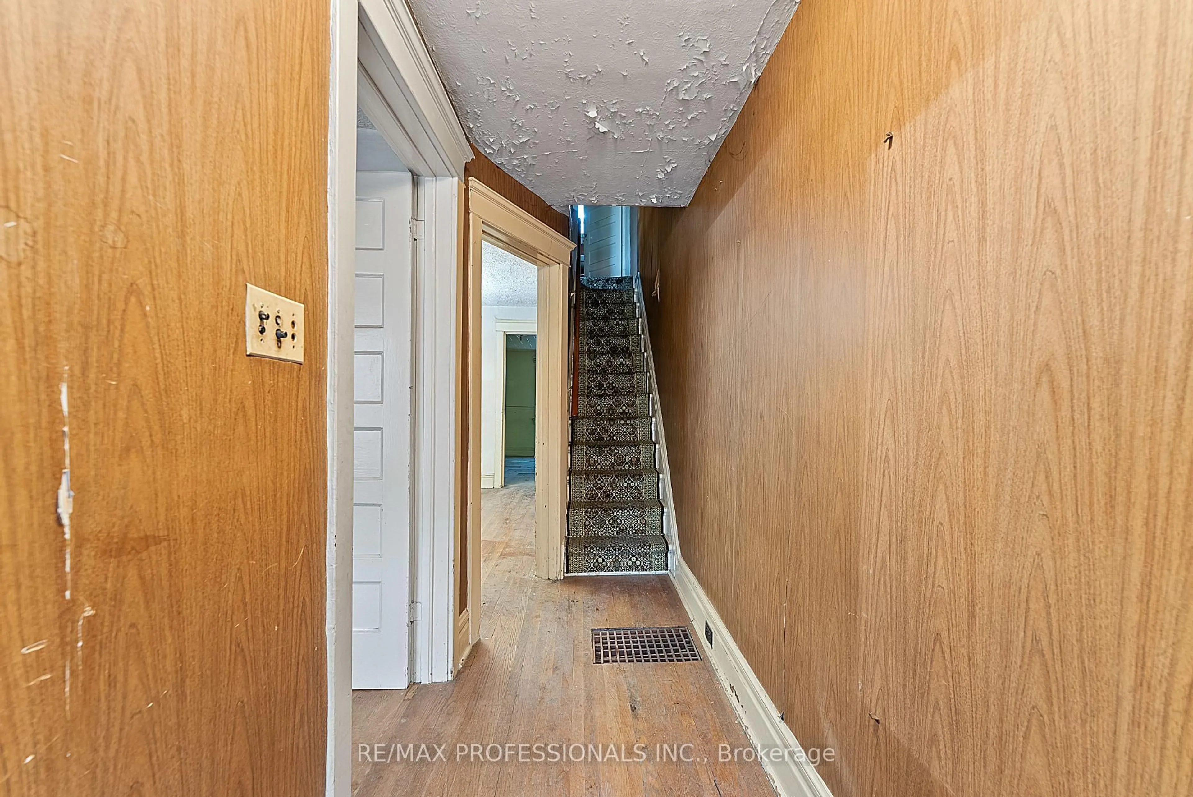 Unknown for 110 Bastedo Ave, Toronto Ontario M4C 3N1