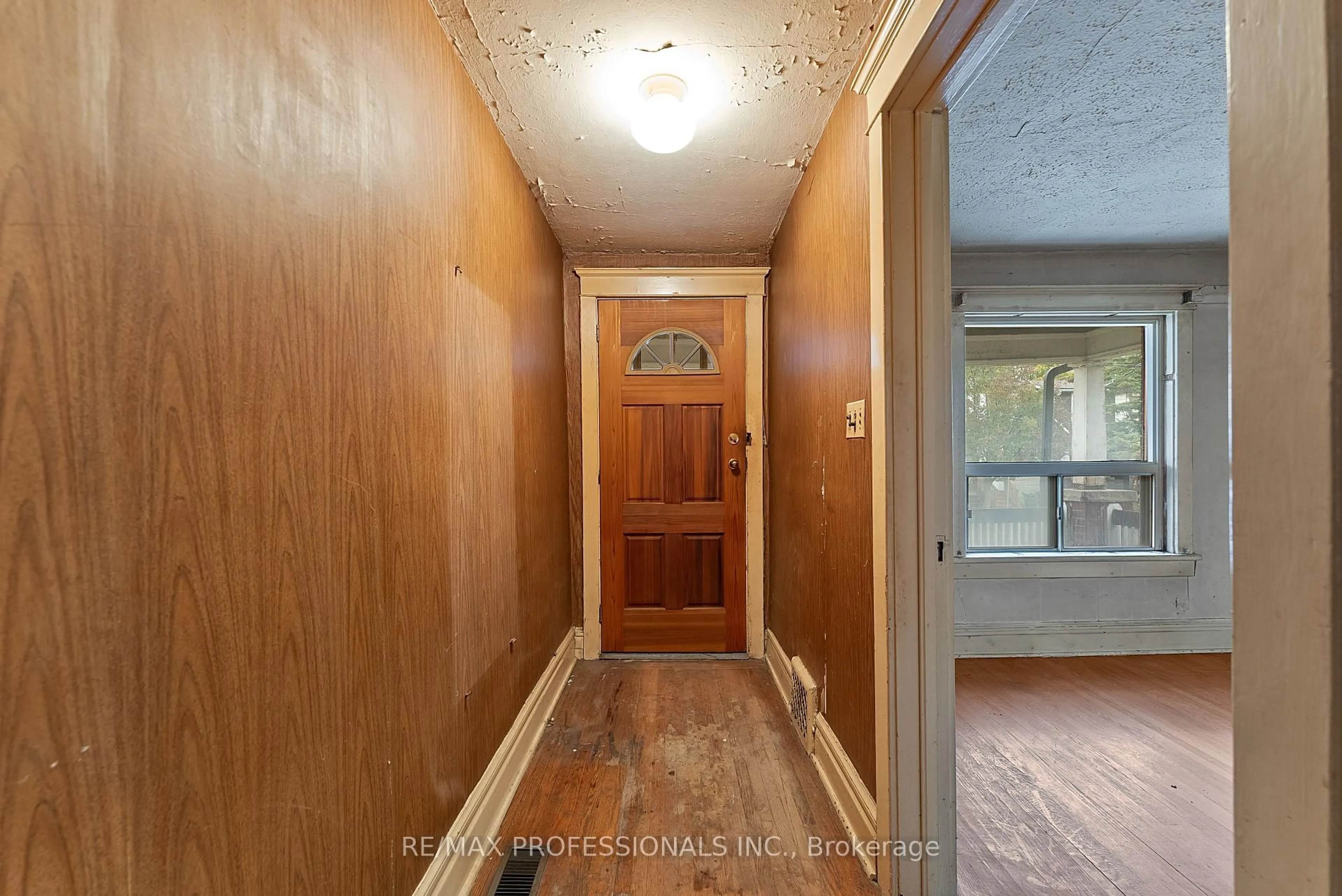 Indoor entryway for 110 Bastedo Ave, Toronto Ontario M4C 3N1
