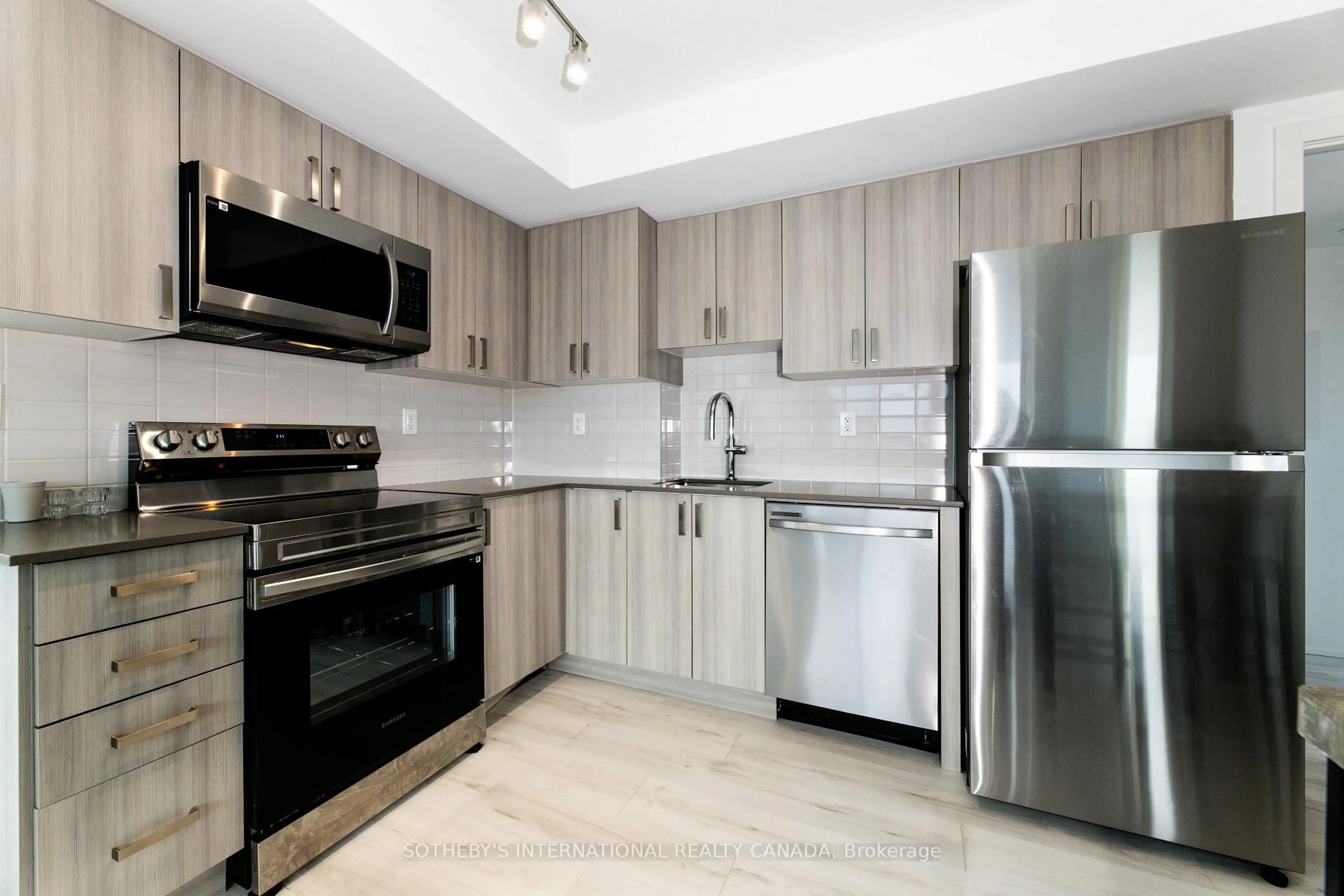 Standard kitchen, unknown for 1435 Celebration Dr #303, Pickering Ontario L1W 0C4
