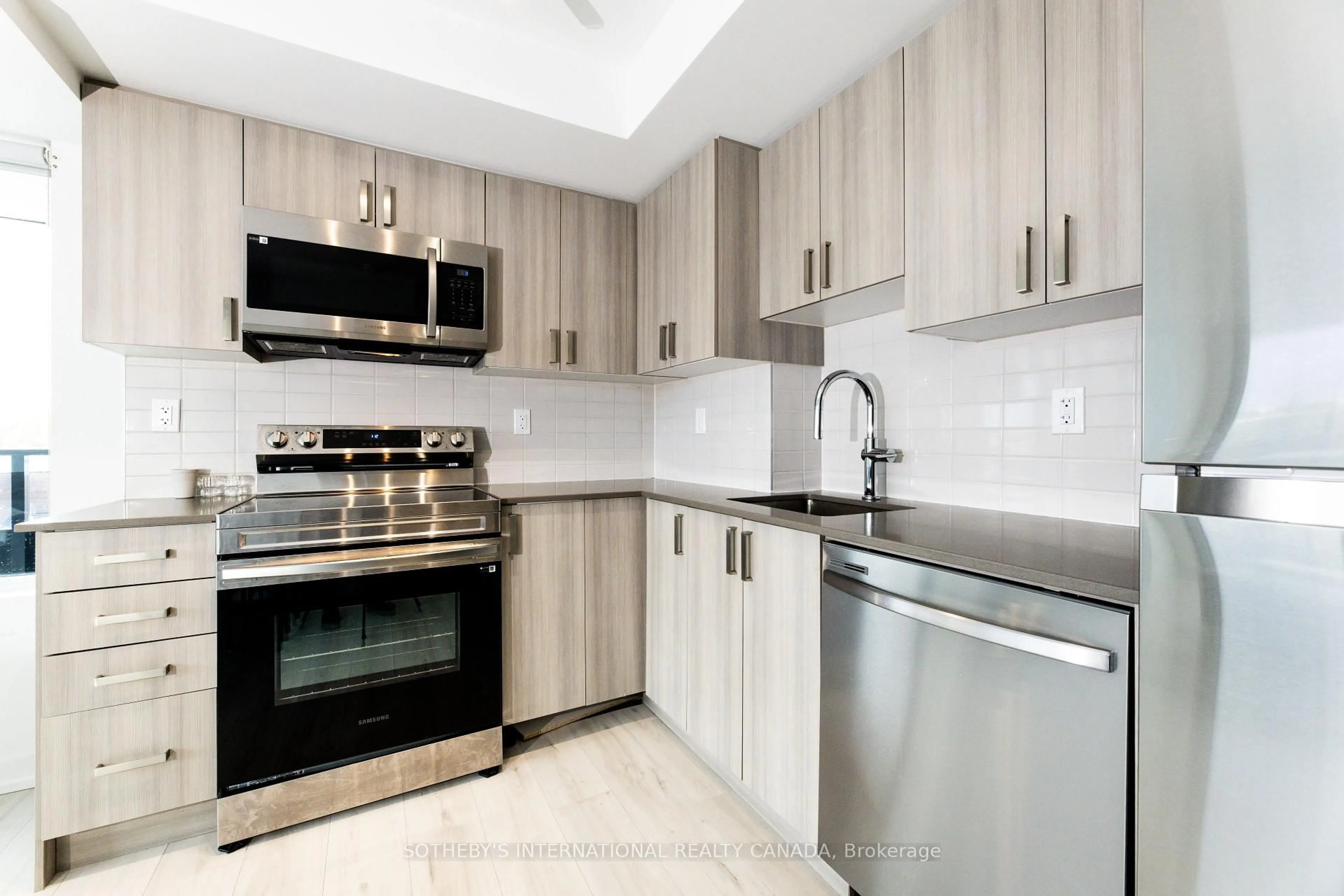Standard kitchen, unknown for 1435 Celebration Dr #303, Pickering Ontario L1W 0C4
