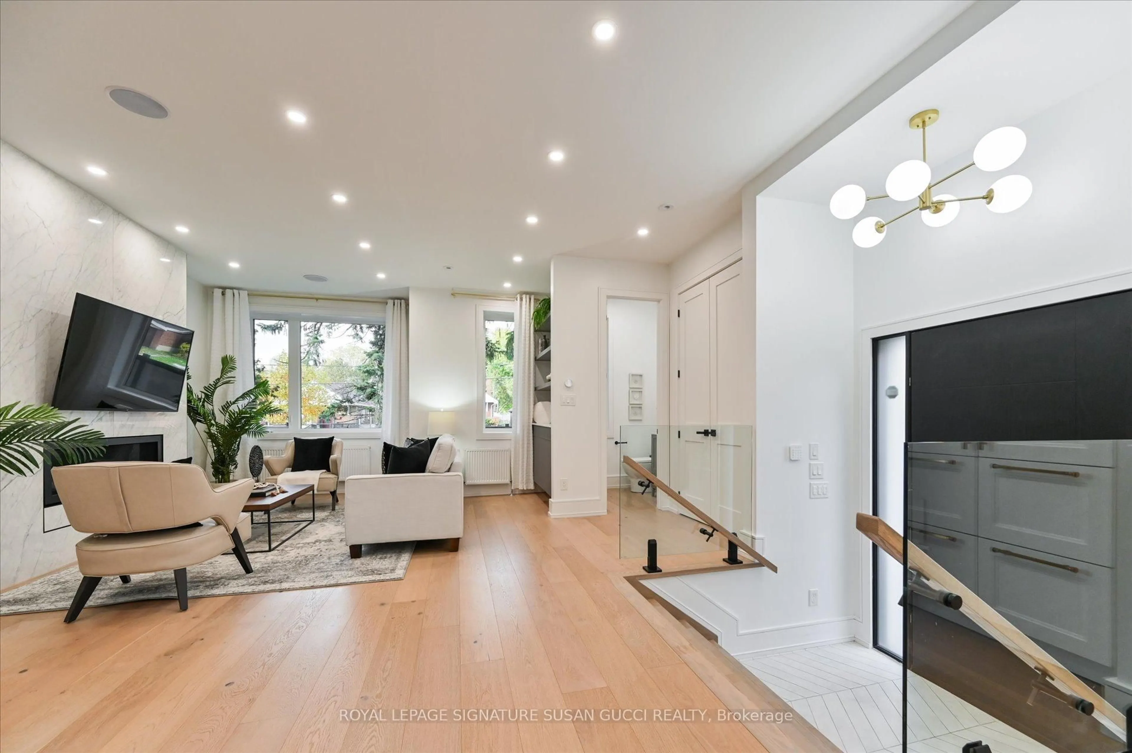 Unknown for 32 Treadway Blvd, Toronto Ontario M4C 2Z7