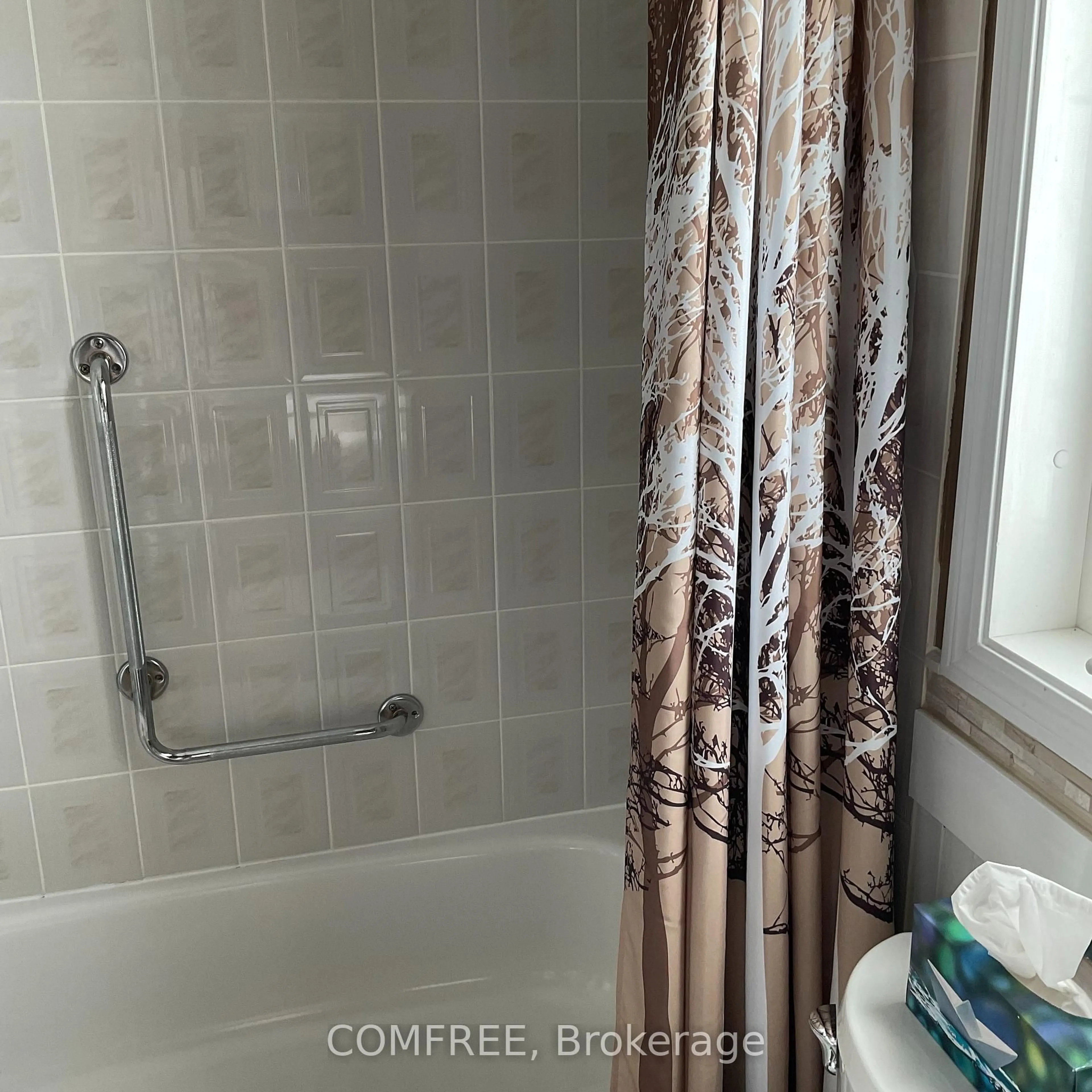 Standard bathroom, ceramic/tile floor for 6 Niagara Tr, Clarington Ontario L1B 1A1