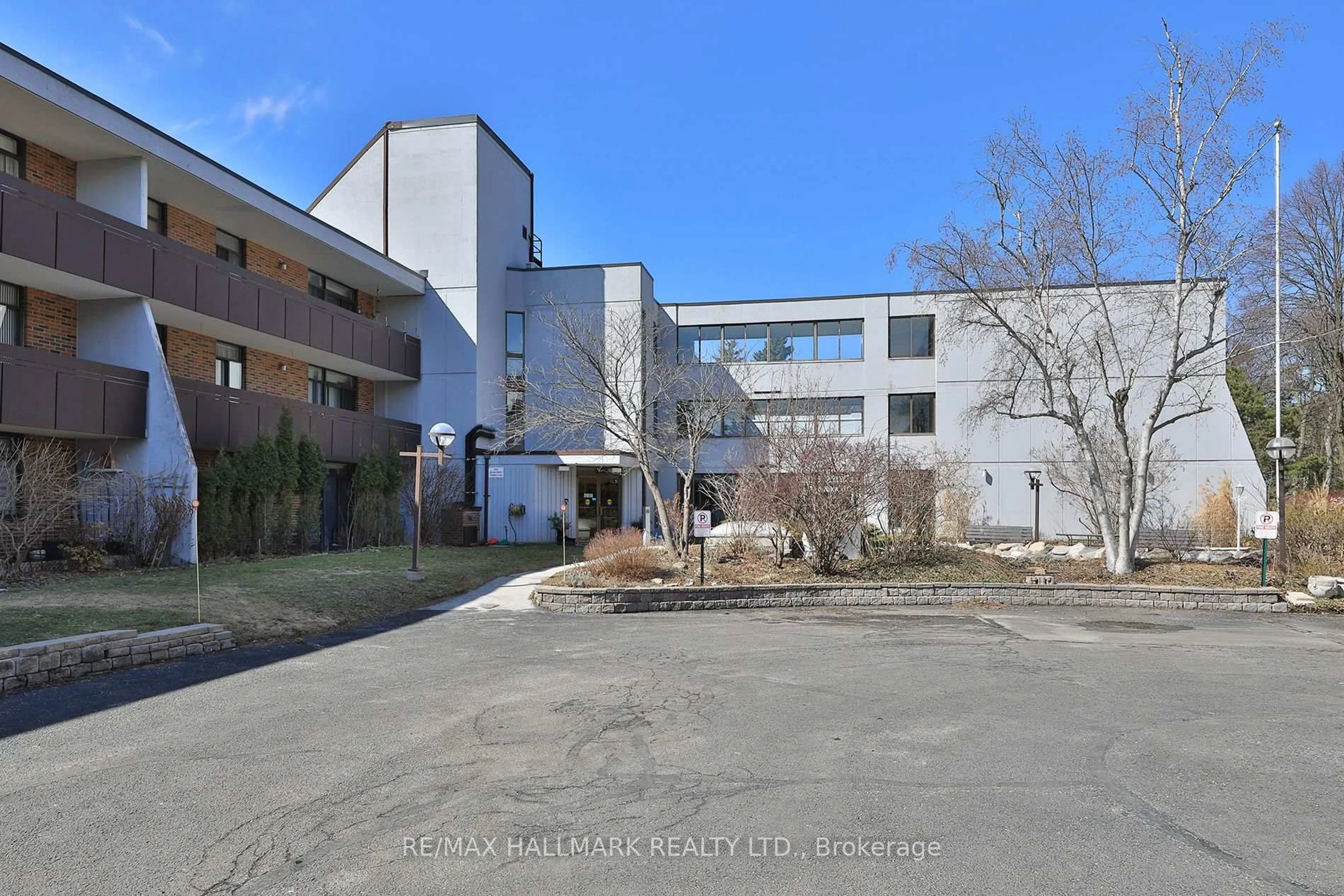 Patio, building for 50 Old Kingston Rd #1-304, Toronto Ontario M1E 4Y1