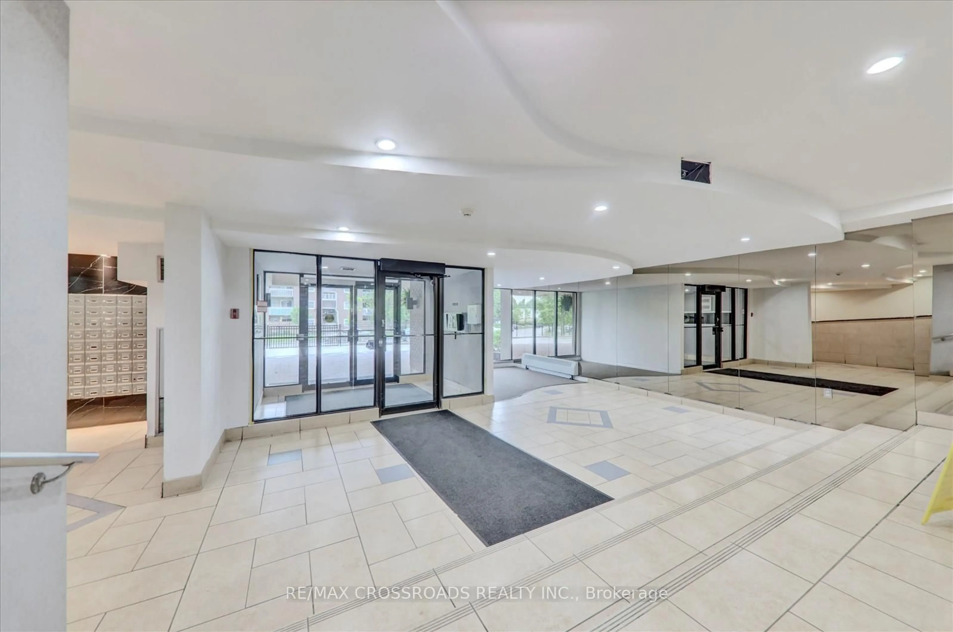 Indoor foyer for 99 Blackwell Ave #807, Toronto Ontario M1B 3R5