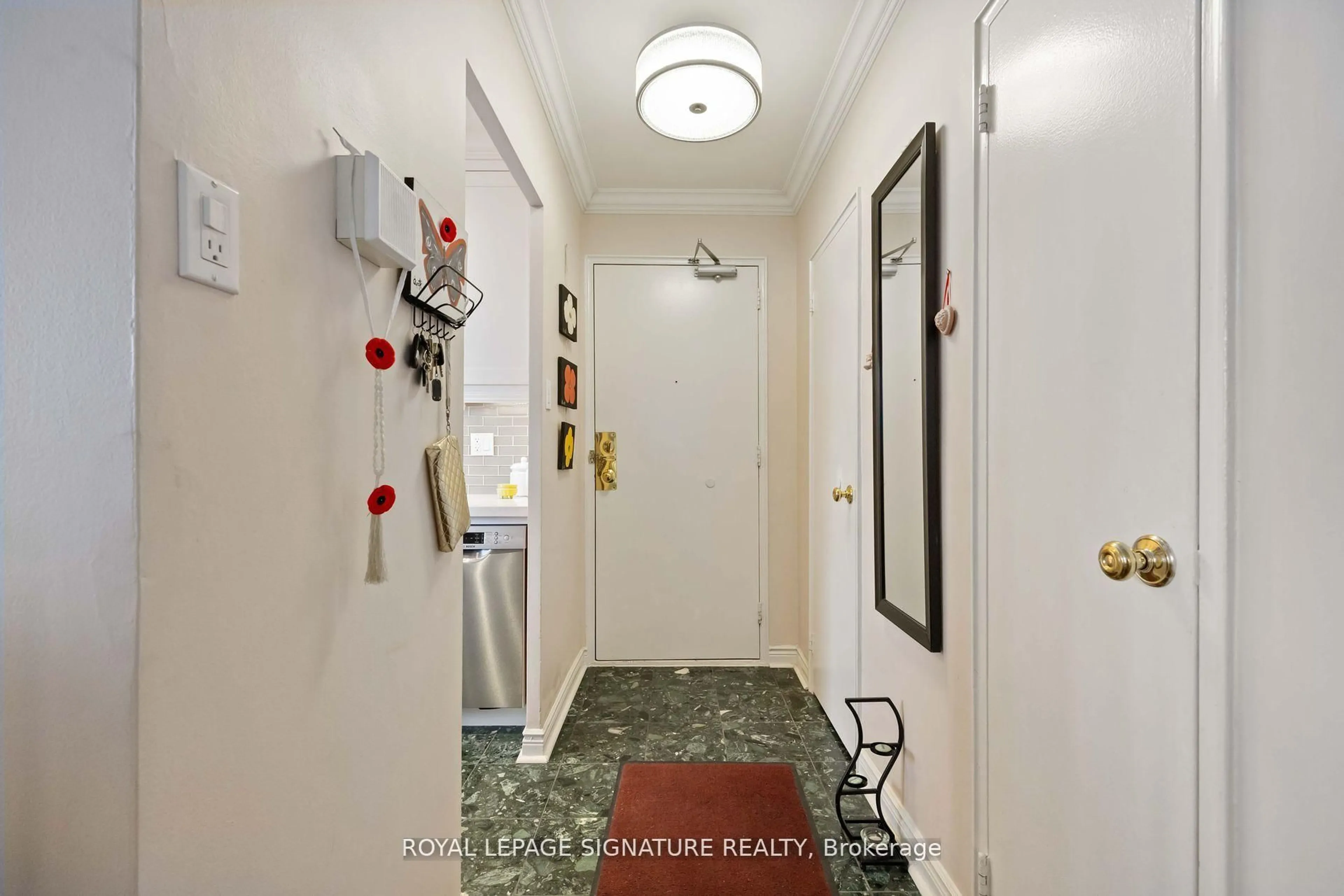 Indoor entryway for 921 Midland Ave #502, Toronto Ontario M1K 4G2