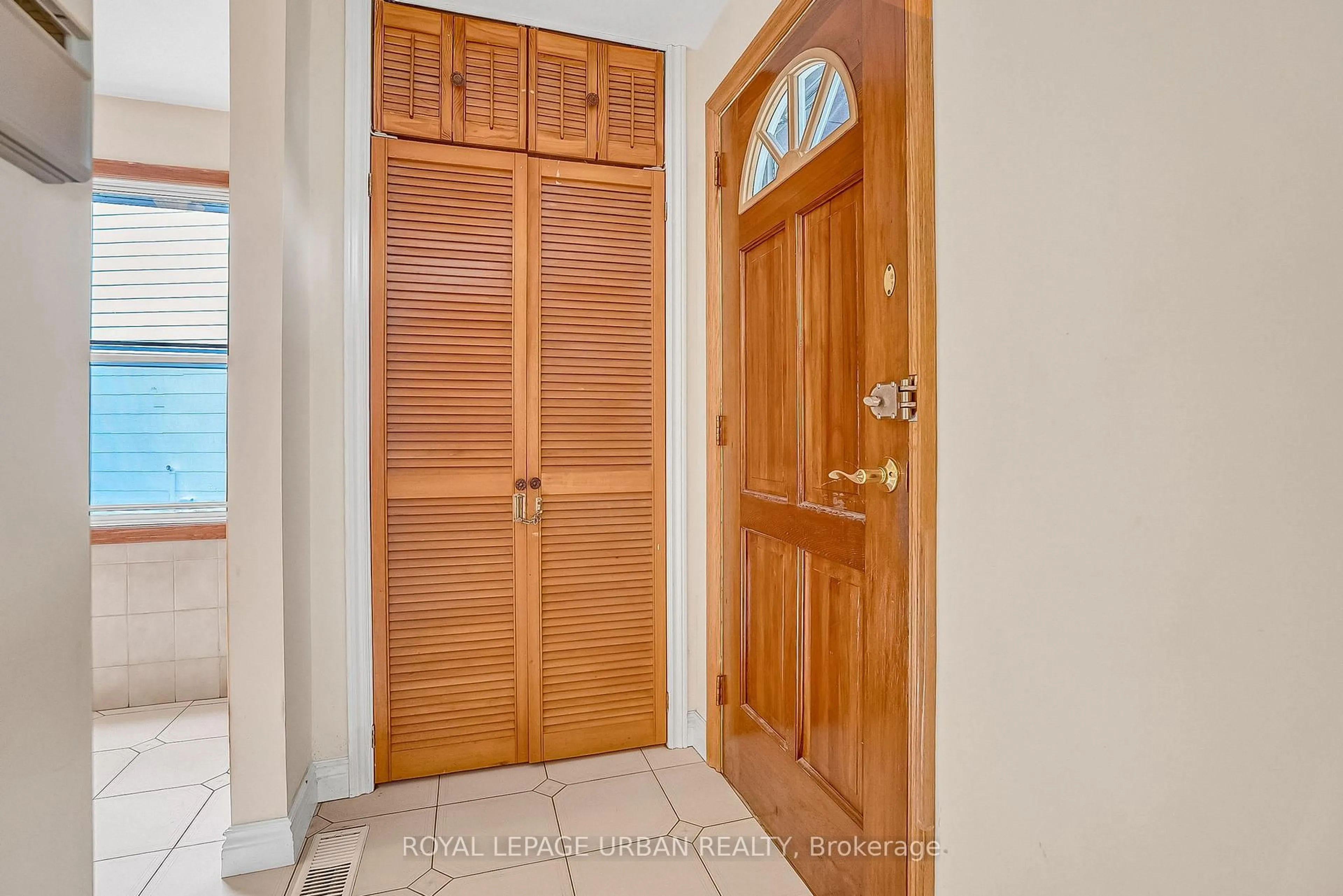 Indoor entryway for 55 Merritt Rd, Toronto Ontario M4B 3K4