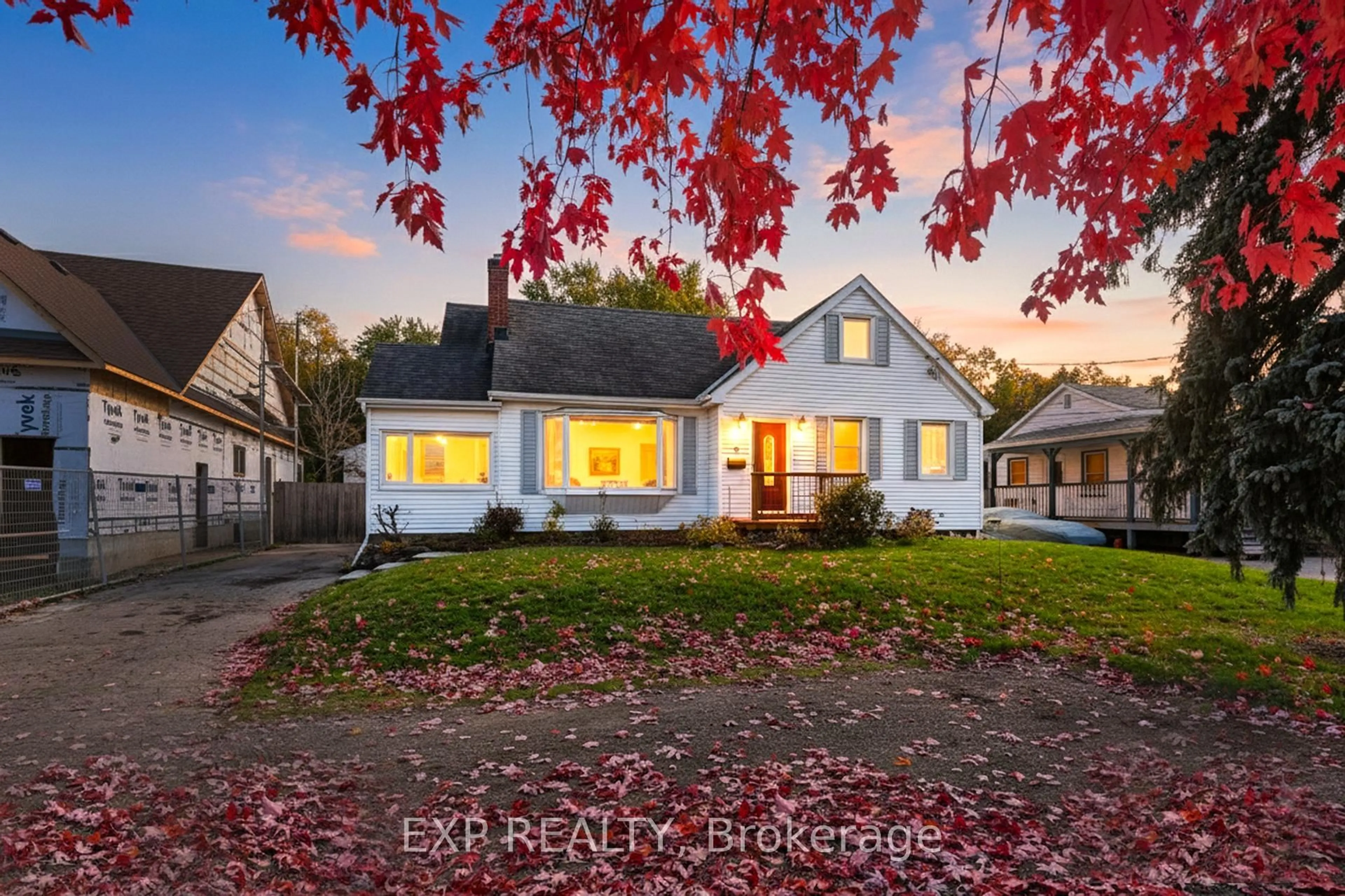 A pic from outside/outdoor area/front of a property/back of a property/a pic from drone, street for 17 Eastwood Ave, Oshawa Ontario L1G 3Y5
