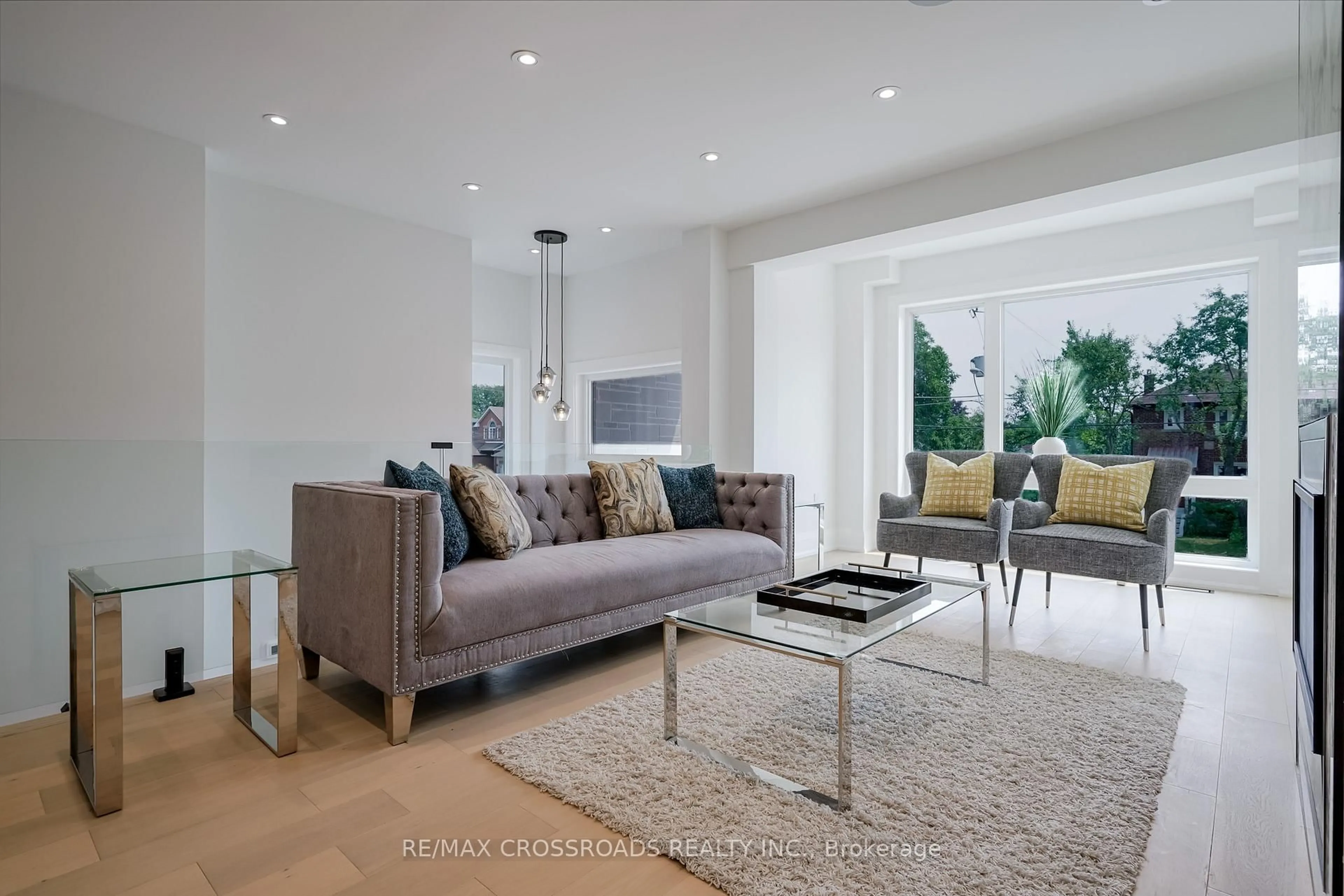 Living room with furniture, unknown for 108 Park St, Toronto Ontario M1N 2P1