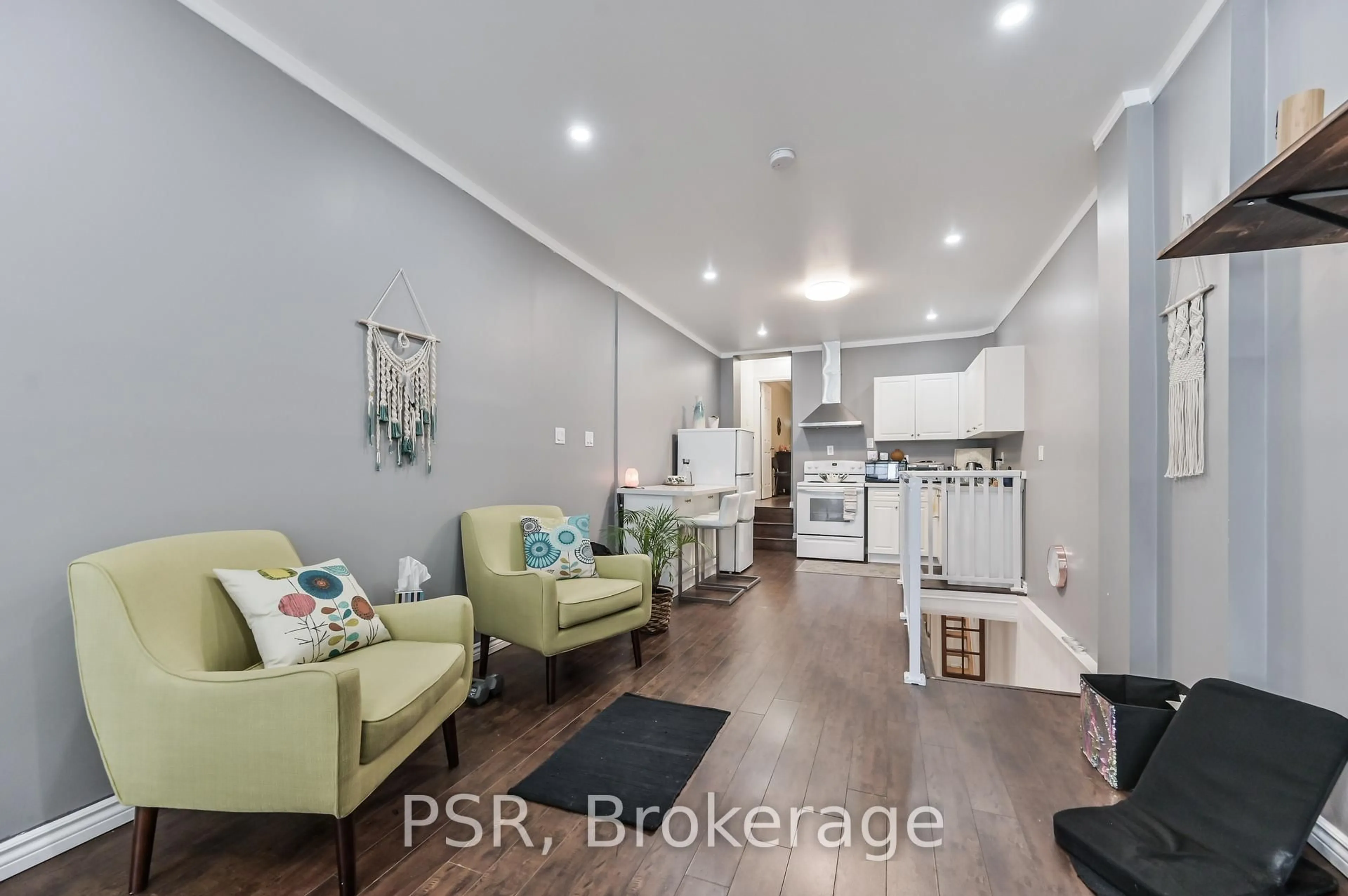 Unknown for 640 Pape Ave, Toronto Ontario M4K 3S3