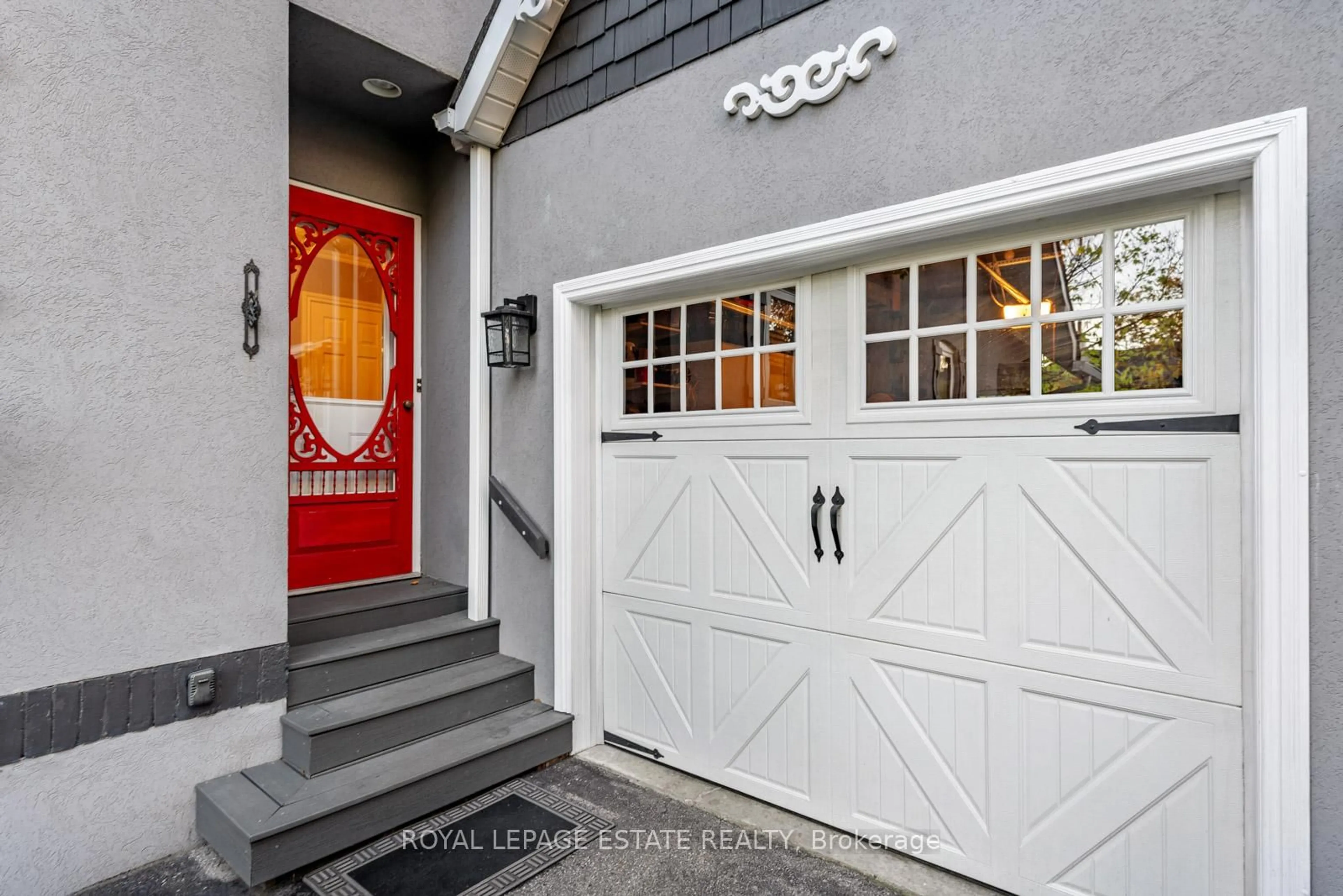 Indoor entryway for 6 Bracken Ave, Toronto Ontario M4E 1N2