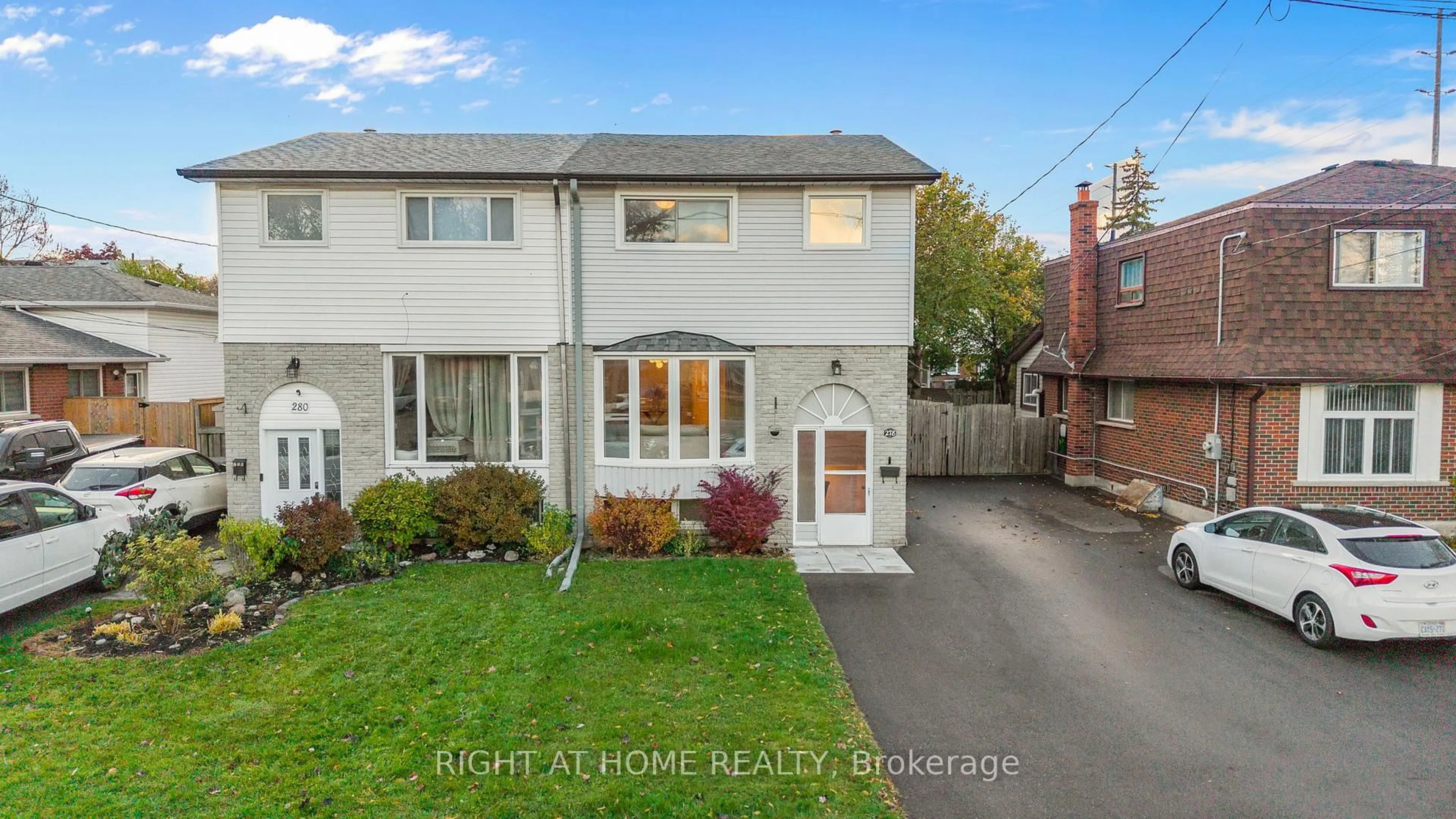 A pic from outside/outdoor area/front of a property/back of a property/a pic from drone, street for 278 Waverly St, Oshawa Ontario L1J 5V6