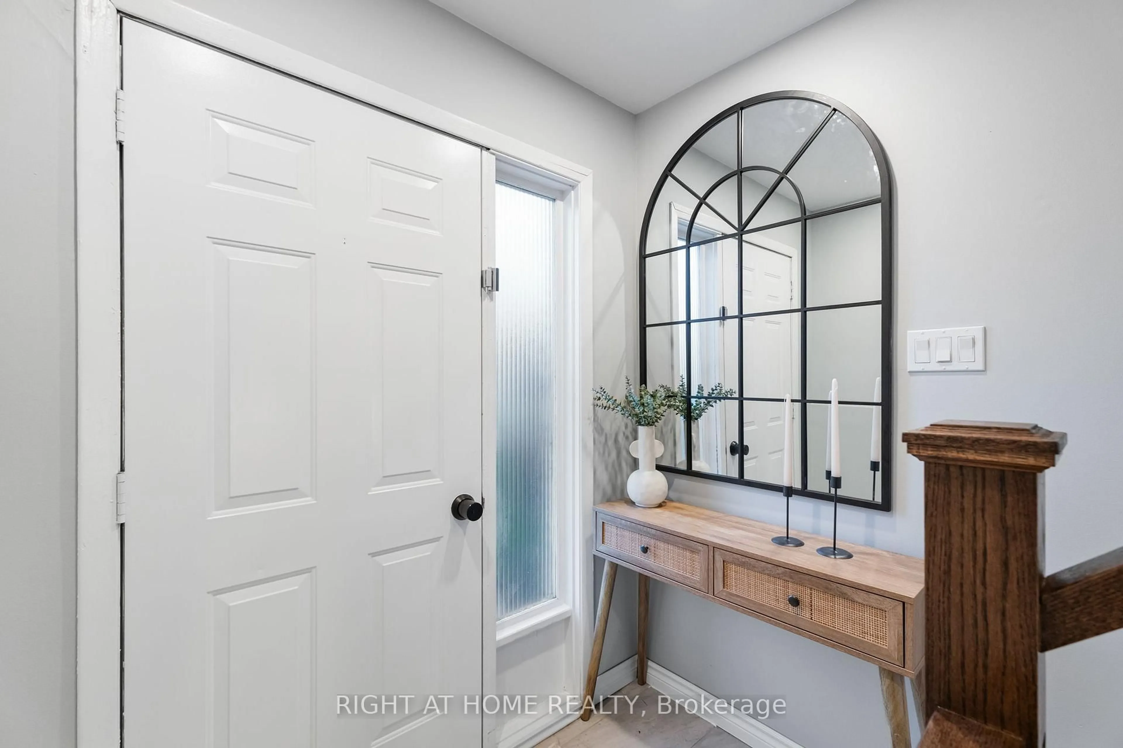 Indoor entryway for 278 Waverly St, Oshawa Ontario L1J 5V6