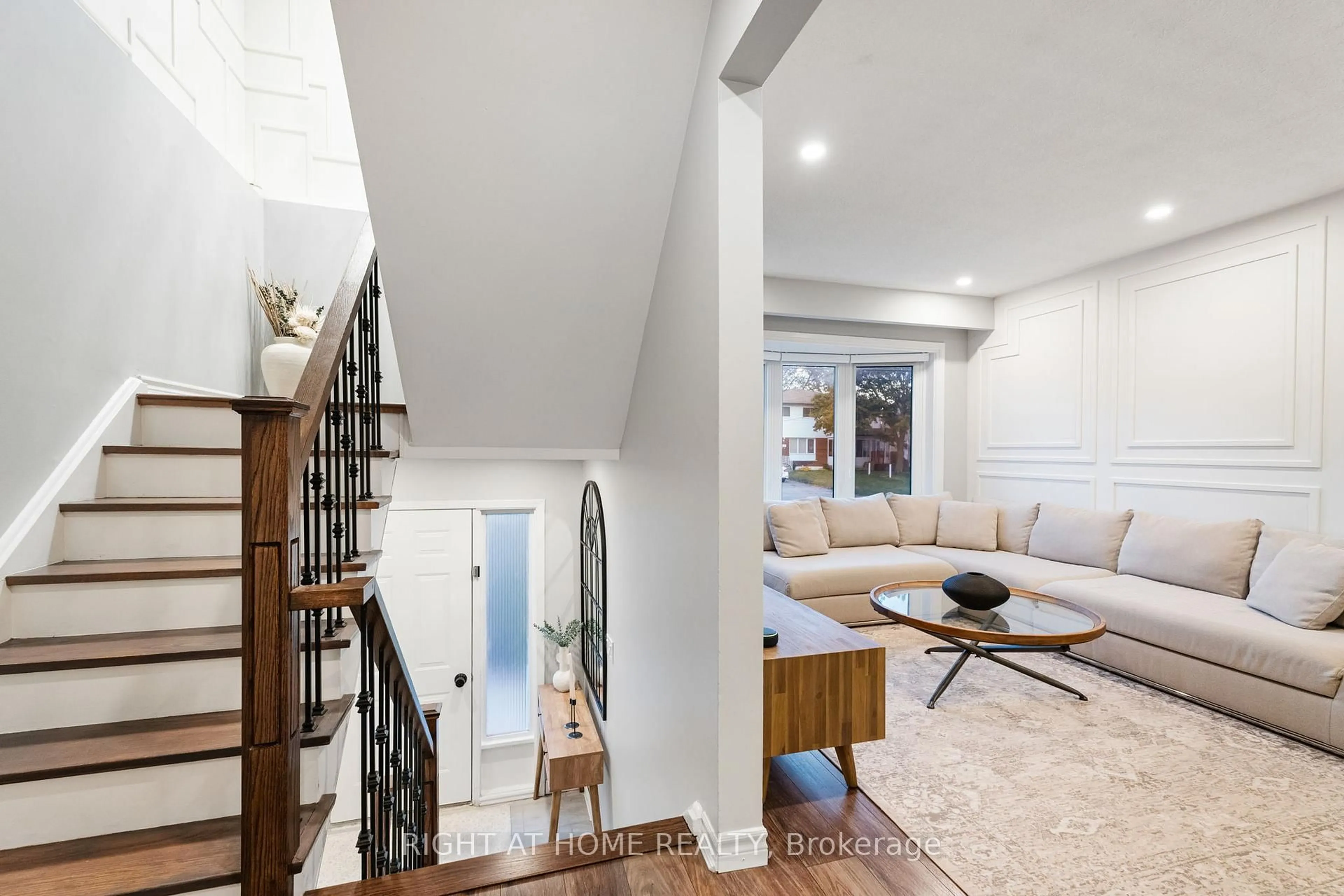 Indoor entryway for 278 Waverly St, Oshawa Ontario L1J 5V6