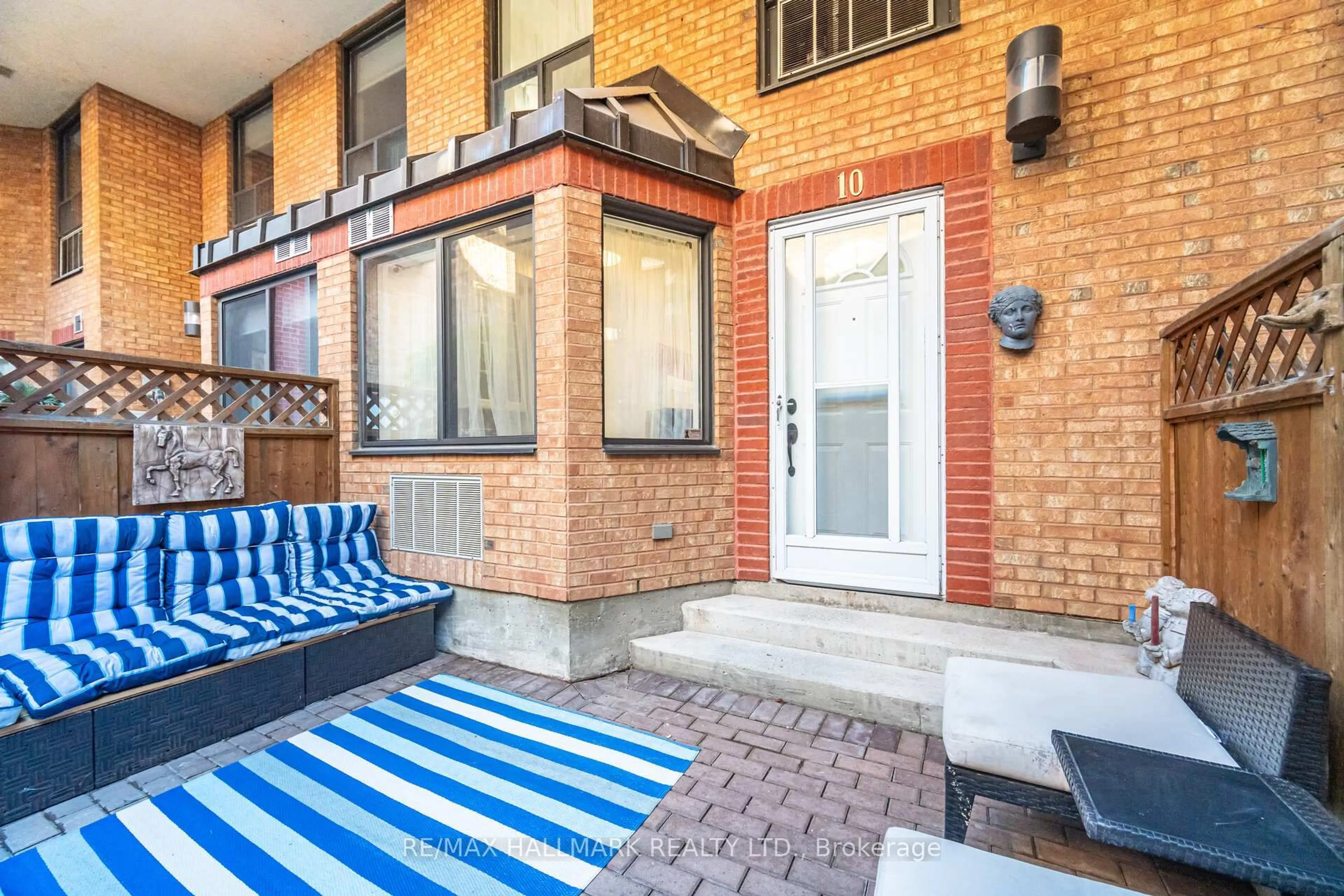 Patio, street for 2112 Queen St ##10, Toronto Ontario M4E 1E2