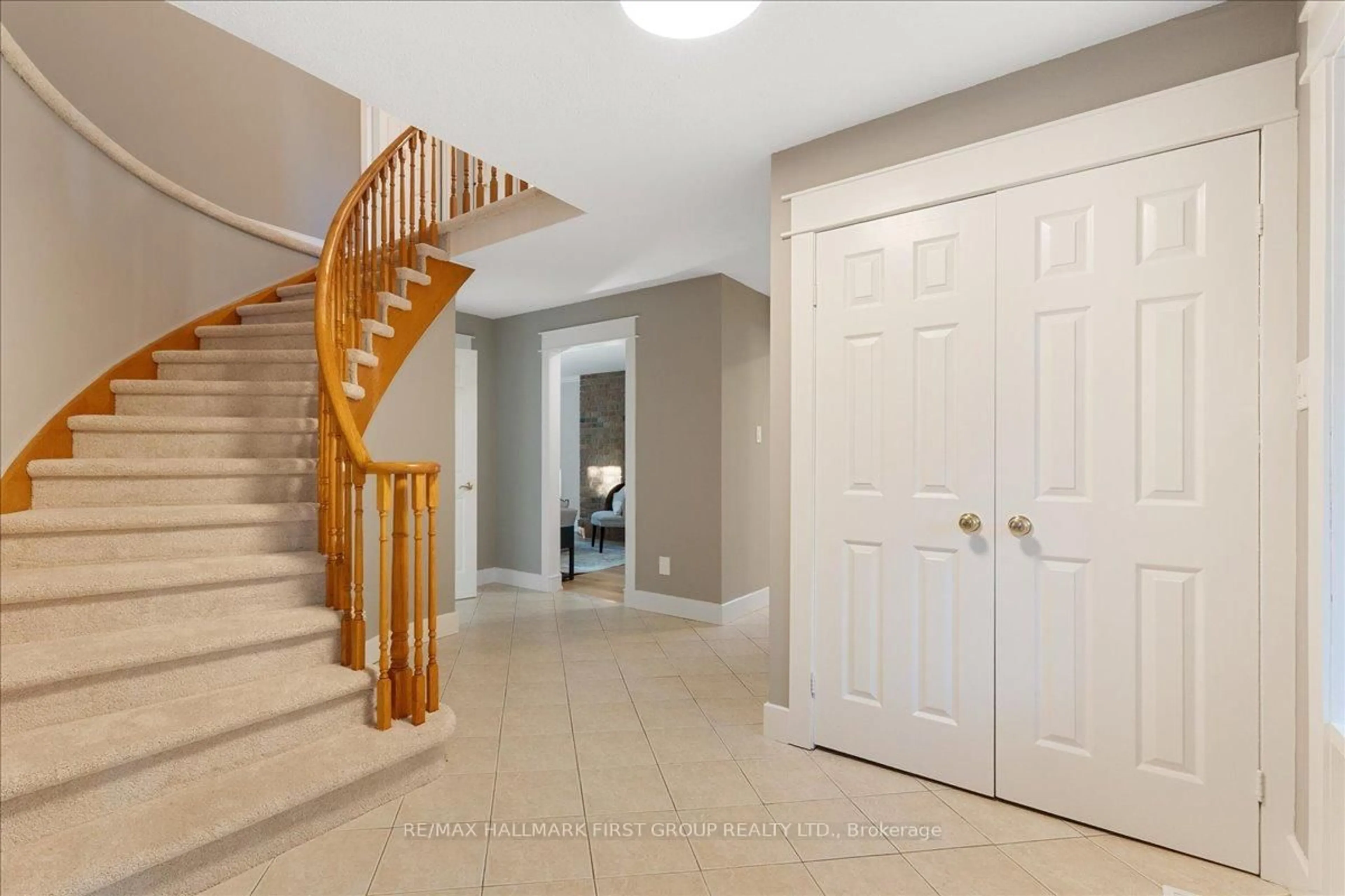 Indoor entryway for 1239 Fieldstone Circ, Pickering Ontario L1X 1B9