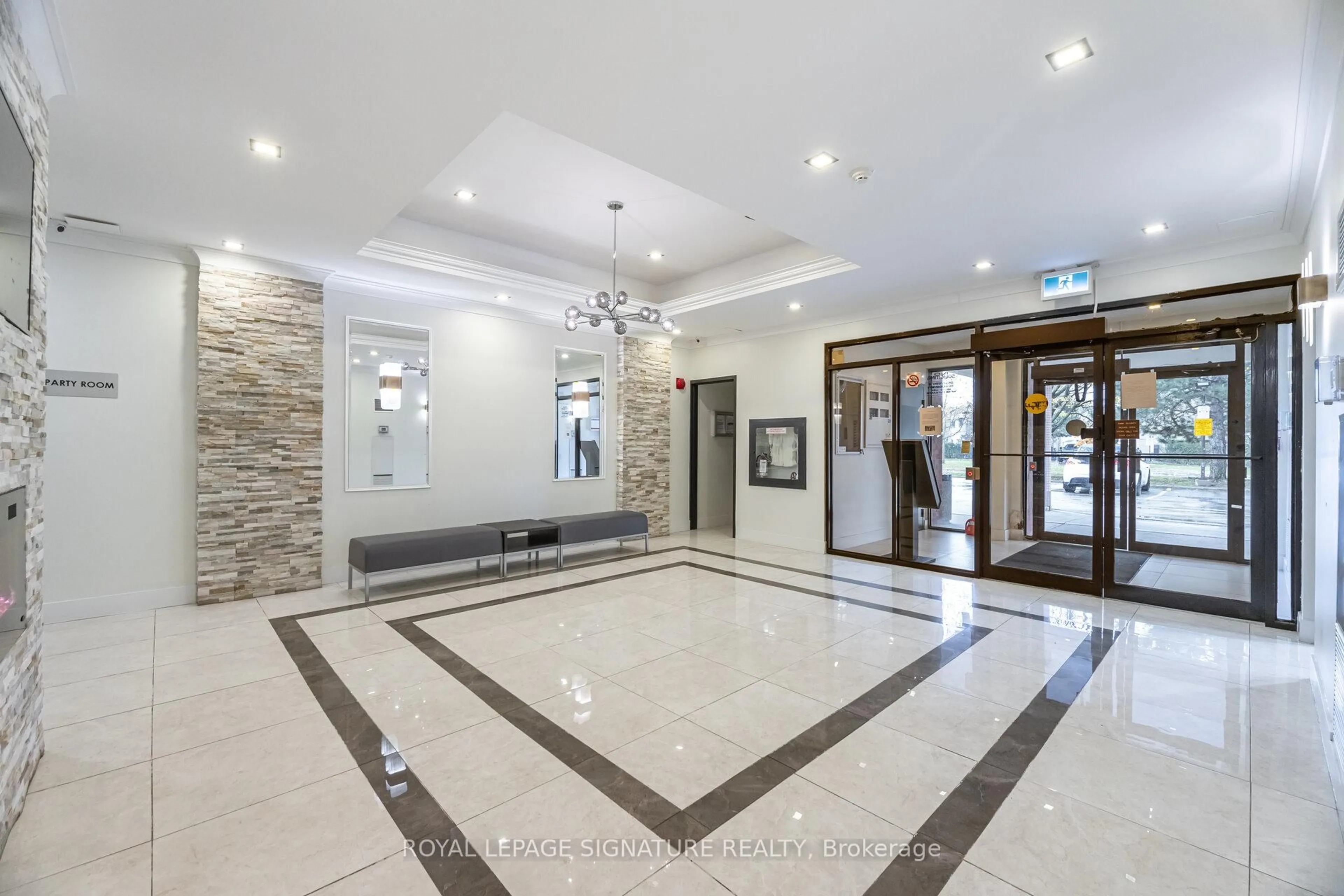 Indoor foyer for 8 Silverbell Grve #601, Toronto Ontario M1B 4Z3