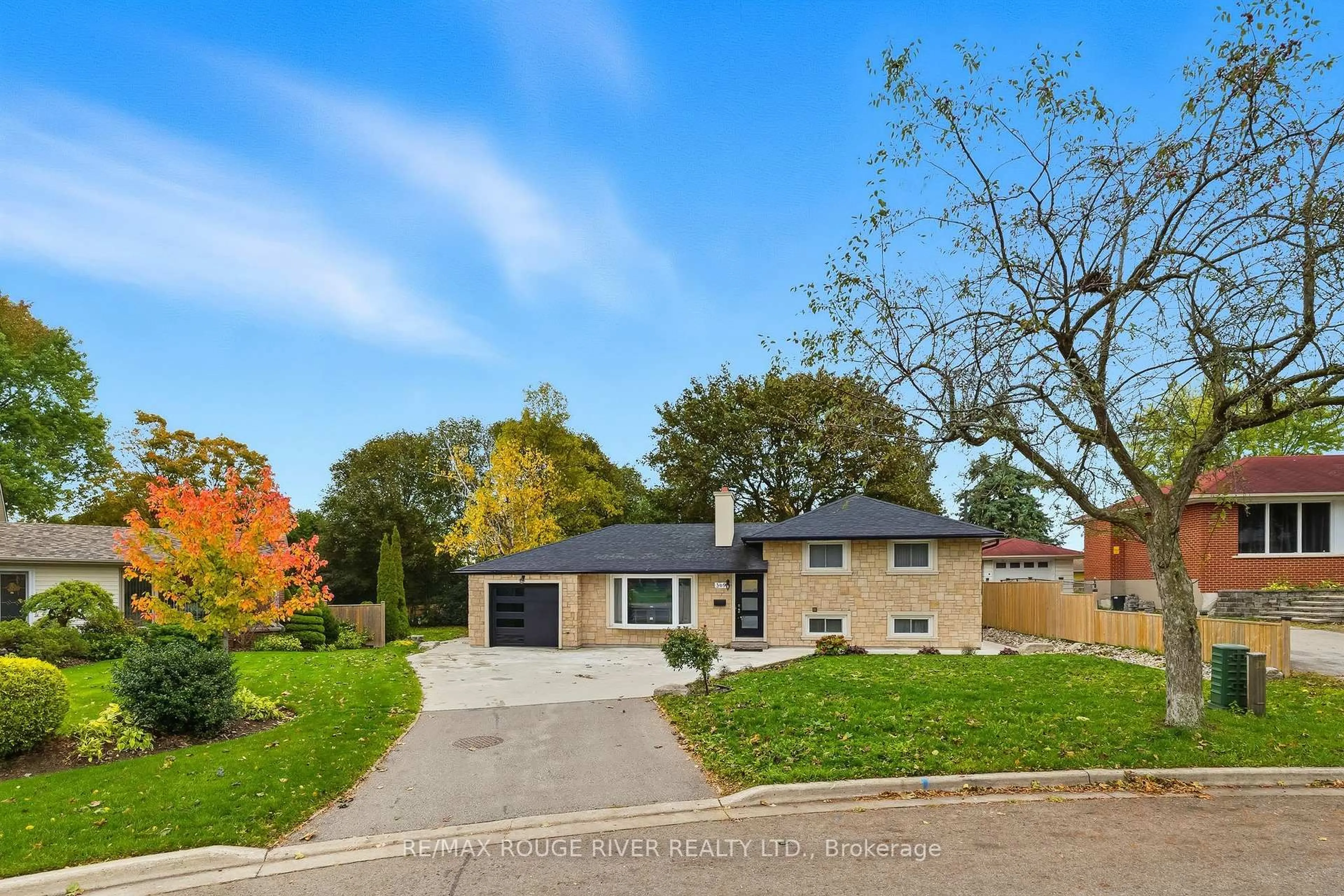 A pic from outside/outdoor area/front of a property/back of a property/a pic from drone, street for 369 Glendale Ave, Oshawa Ontario L1J 3H6