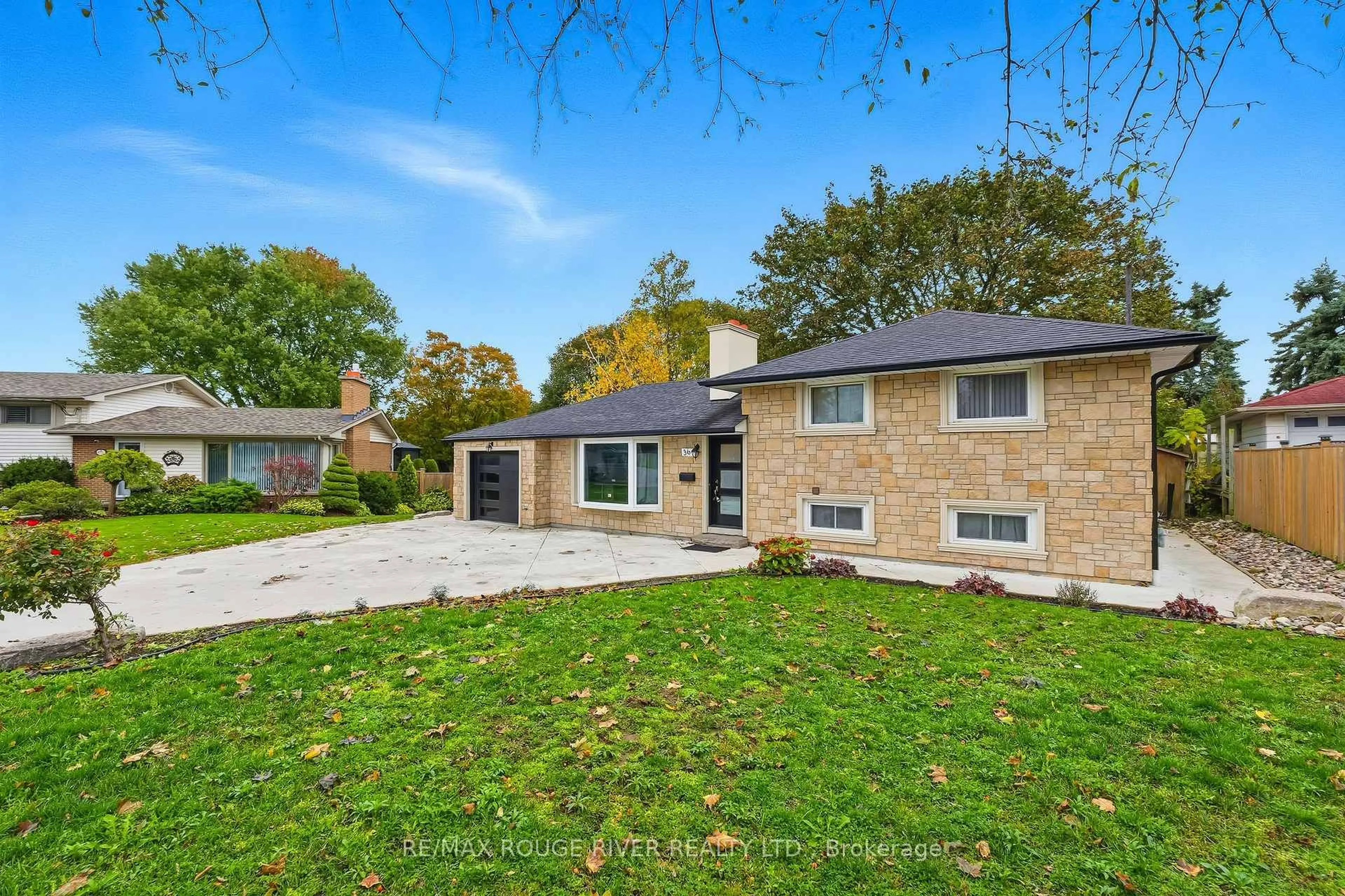 A pic from outside/outdoor area/front of a property/back of a property/a pic from drone, street for 369 Glendale Ave, Oshawa Ontario L1J 3H6