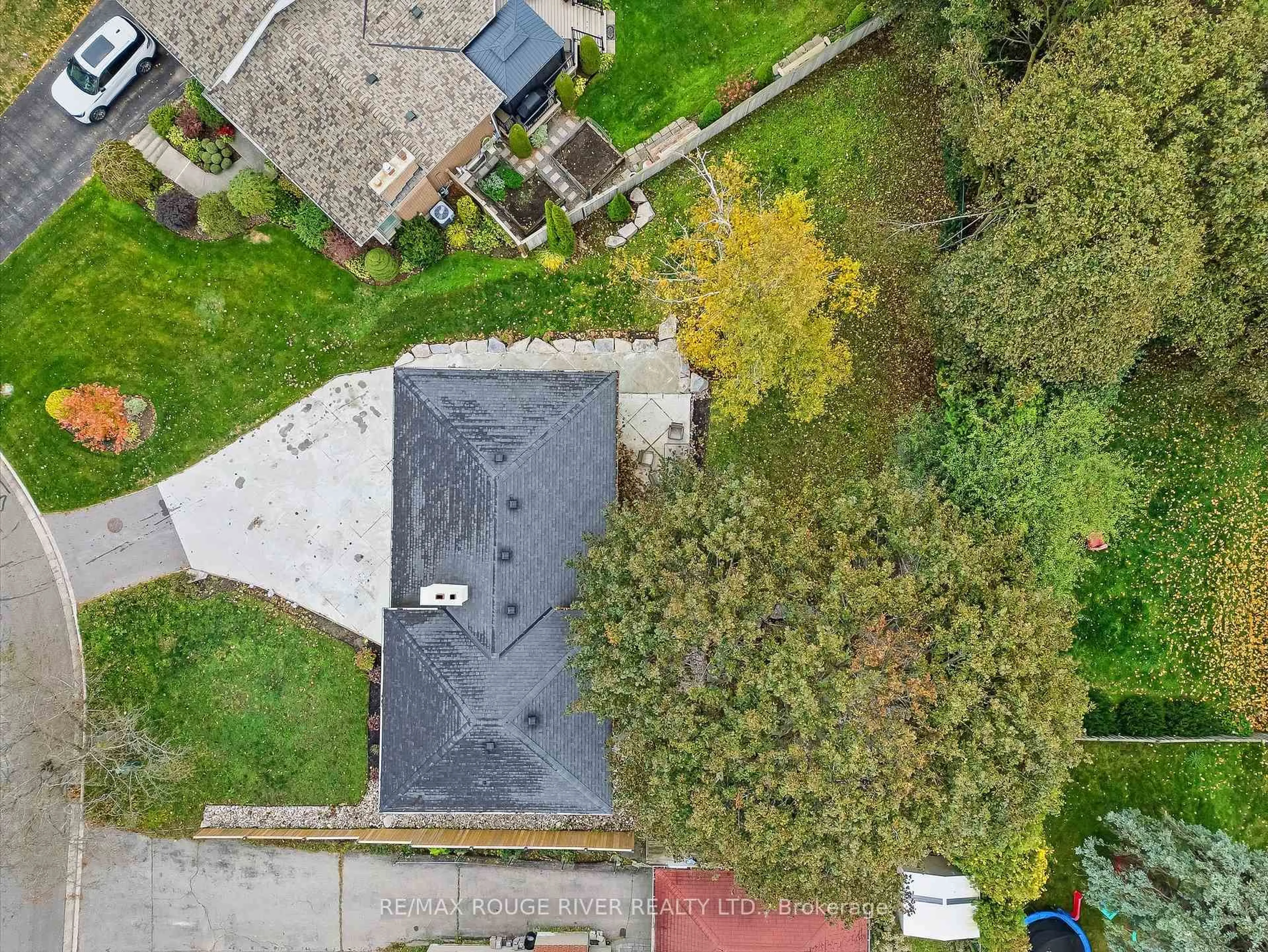 A pic from outside/outdoor area/front of a property/back of a property/a pic from drone, street for 369 Glendale Ave, Oshawa Ontario L1J 3H6
