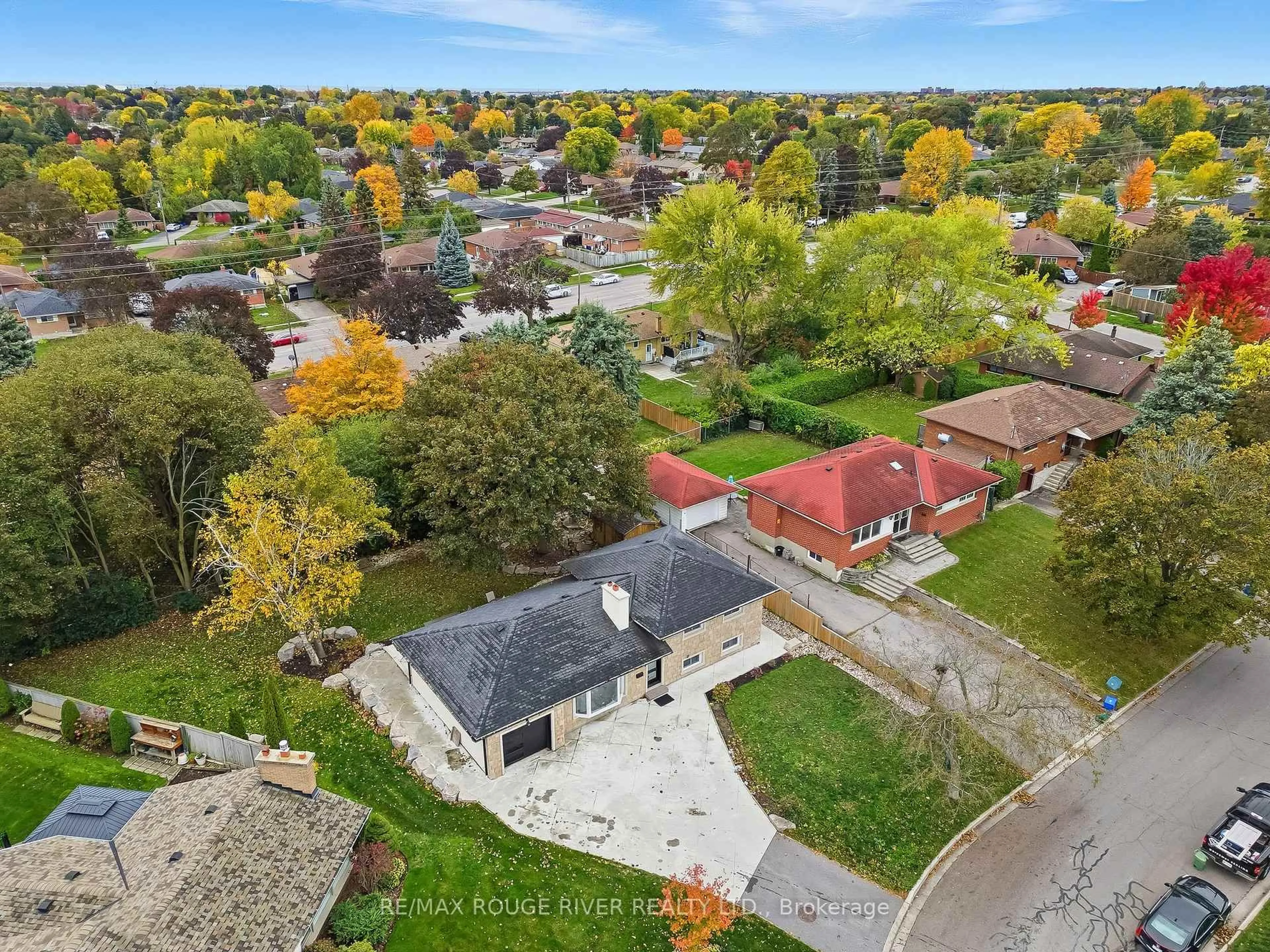 A pic from outside/outdoor area/front of a property/back of a property/a pic from drone, street for 369 Glendale Ave, Oshawa Ontario L1J 3H6