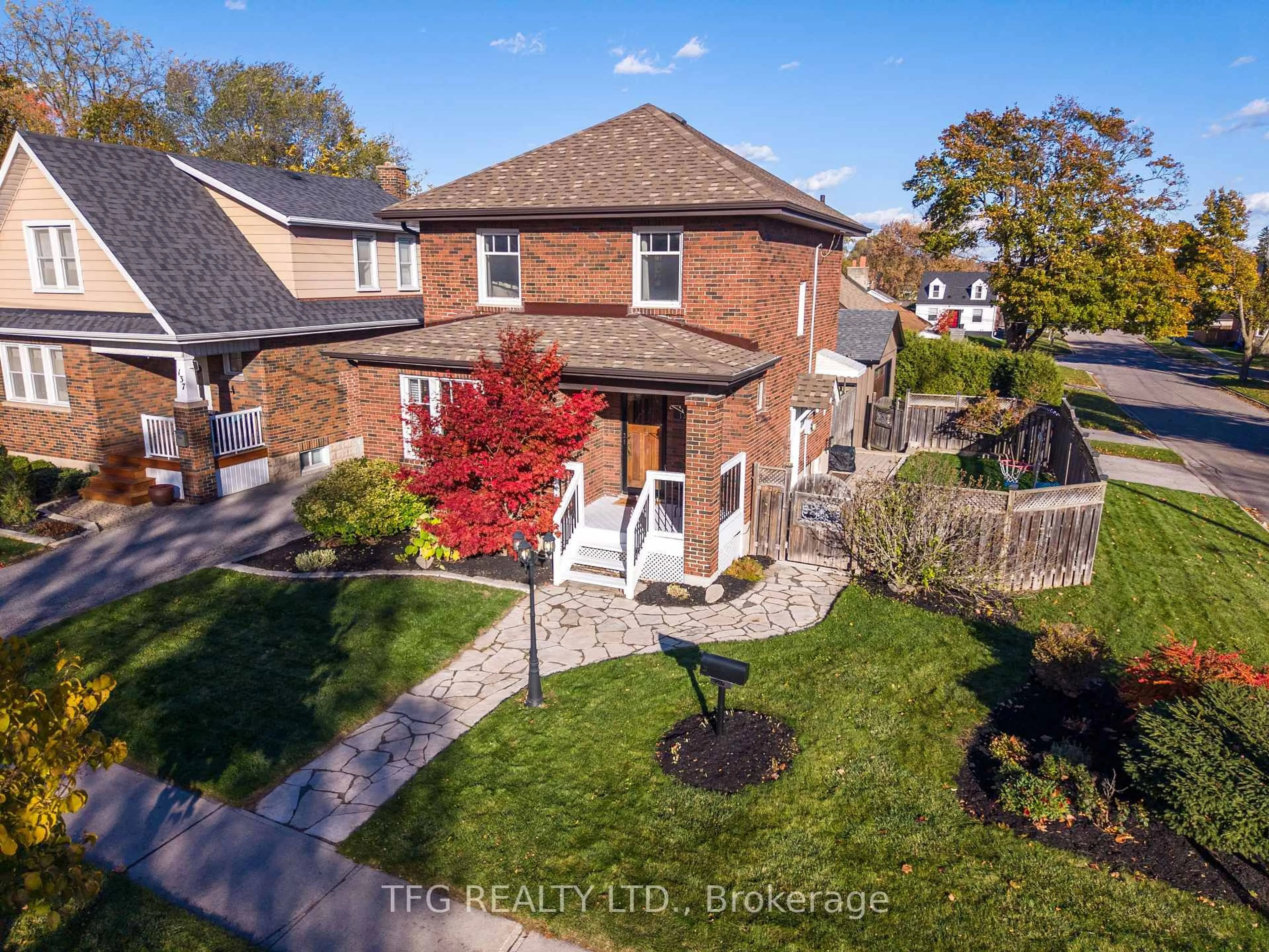 A pic from outside/outdoor area/front of a property/back of a property/a pic from drone, street for 131 Roxborough Ave, Oshawa Ontario L1G 5W6