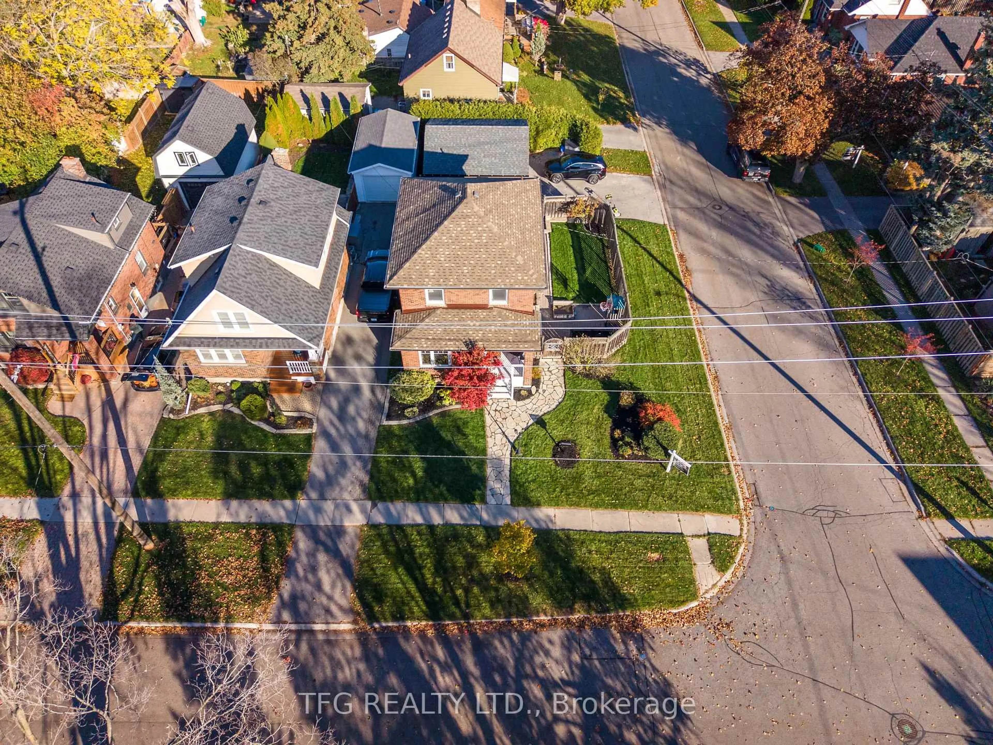 A pic from outside/outdoor area/front of a property/back of a property/a pic from drone, street for 131 Roxborough Ave, Oshawa Ontario L1G 5W6