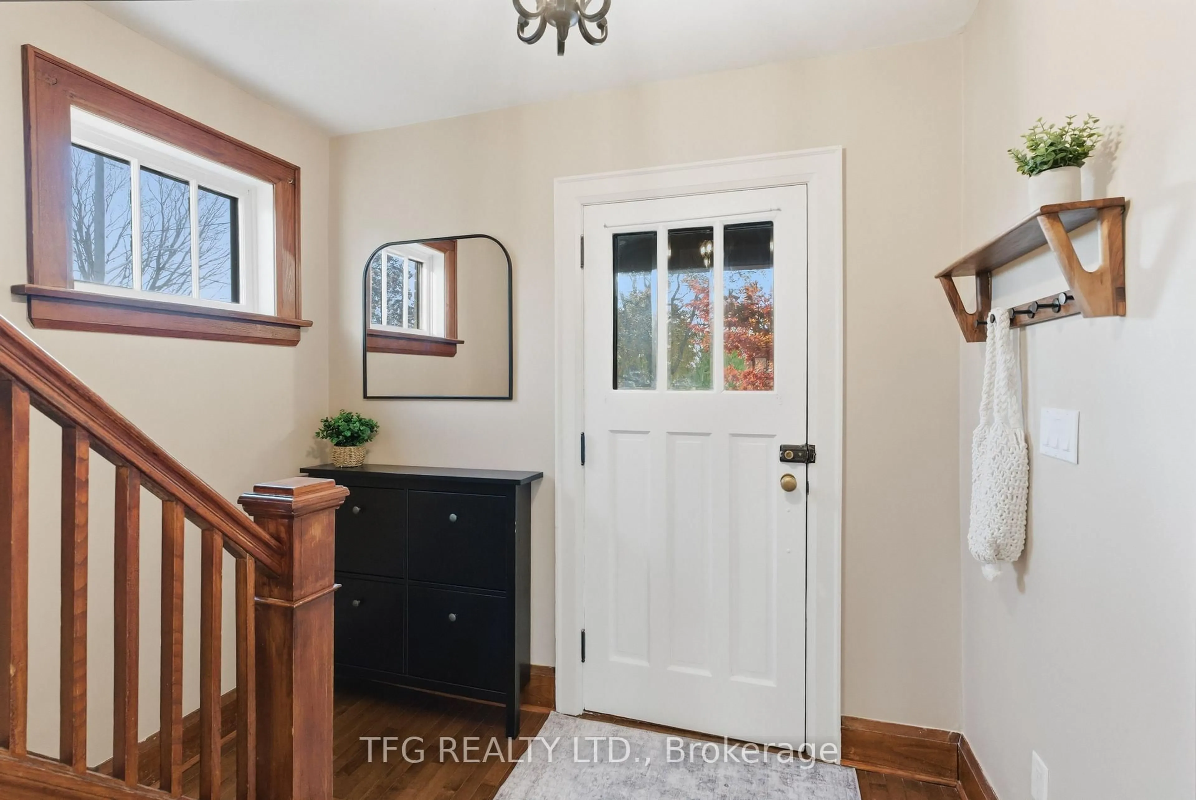 Indoor entryway for 131 Roxborough Ave, Oshawa Ontario L1G 5W6