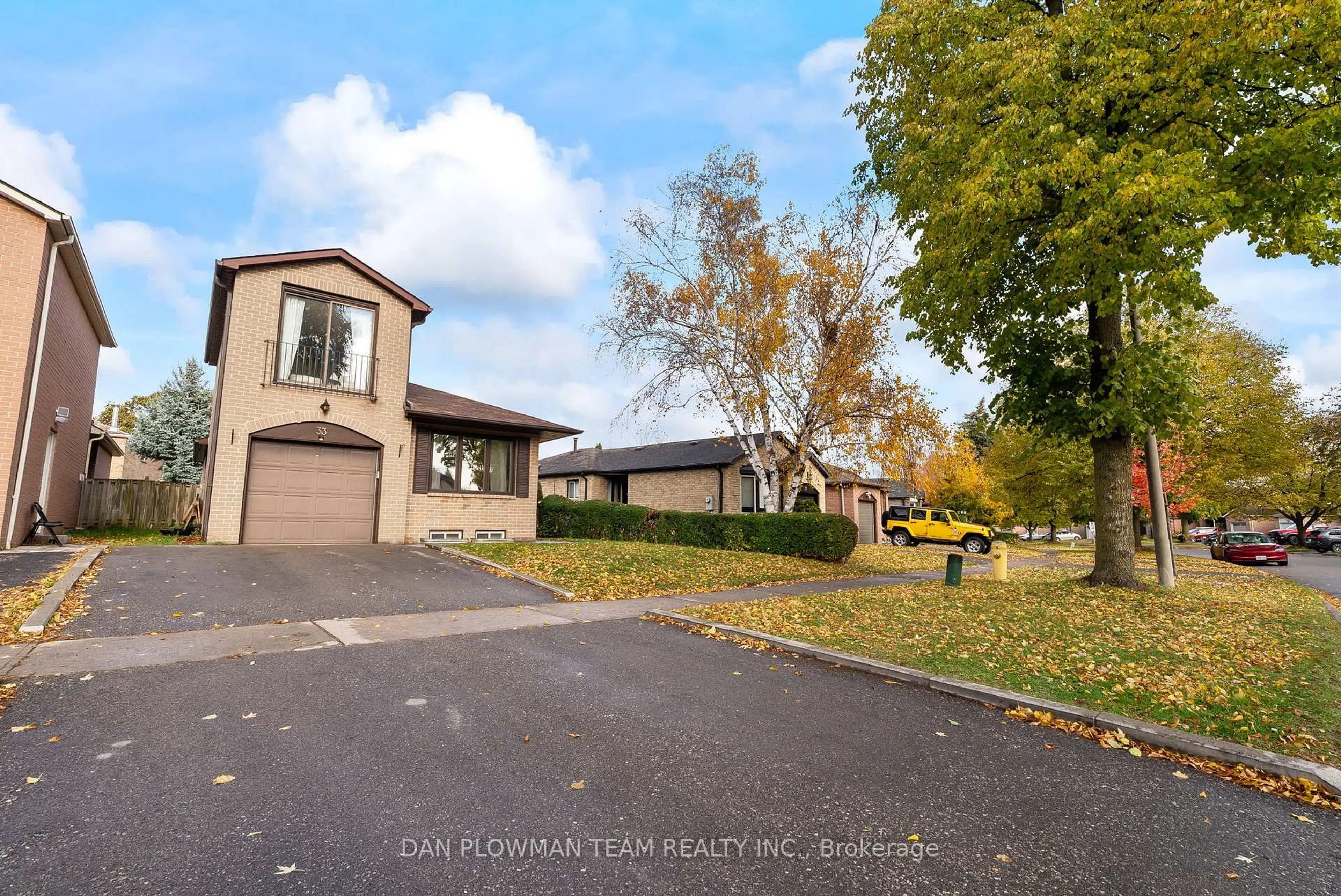 A pic from outside/outdoor area/front of a property/back of a property/a pic from drone, street for 33 Delaney Dr, Ajax Ontario L1T 2K4