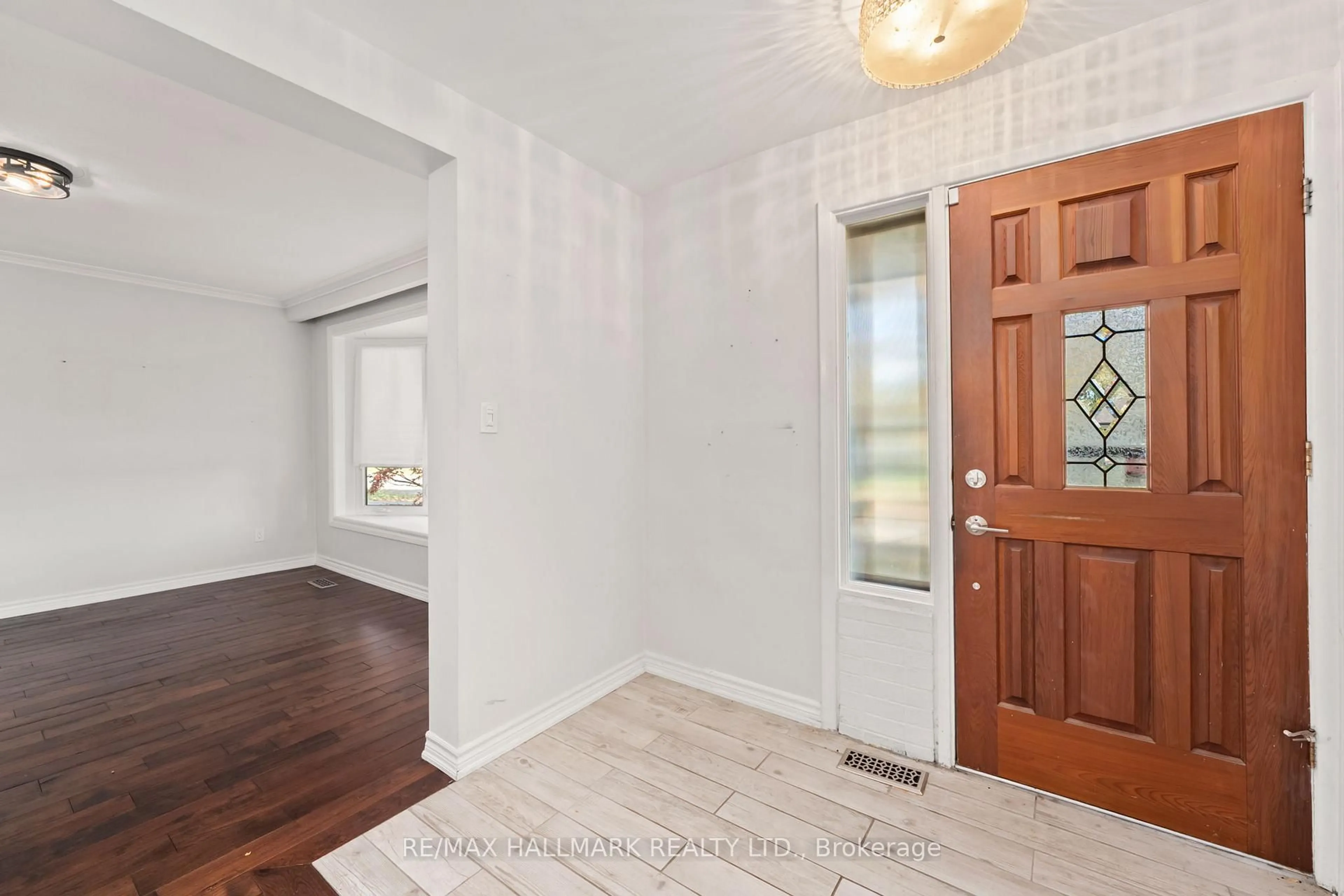 Indoor entryway for 16 Stanwell Dr, Toronto Ontario M1P 4H5