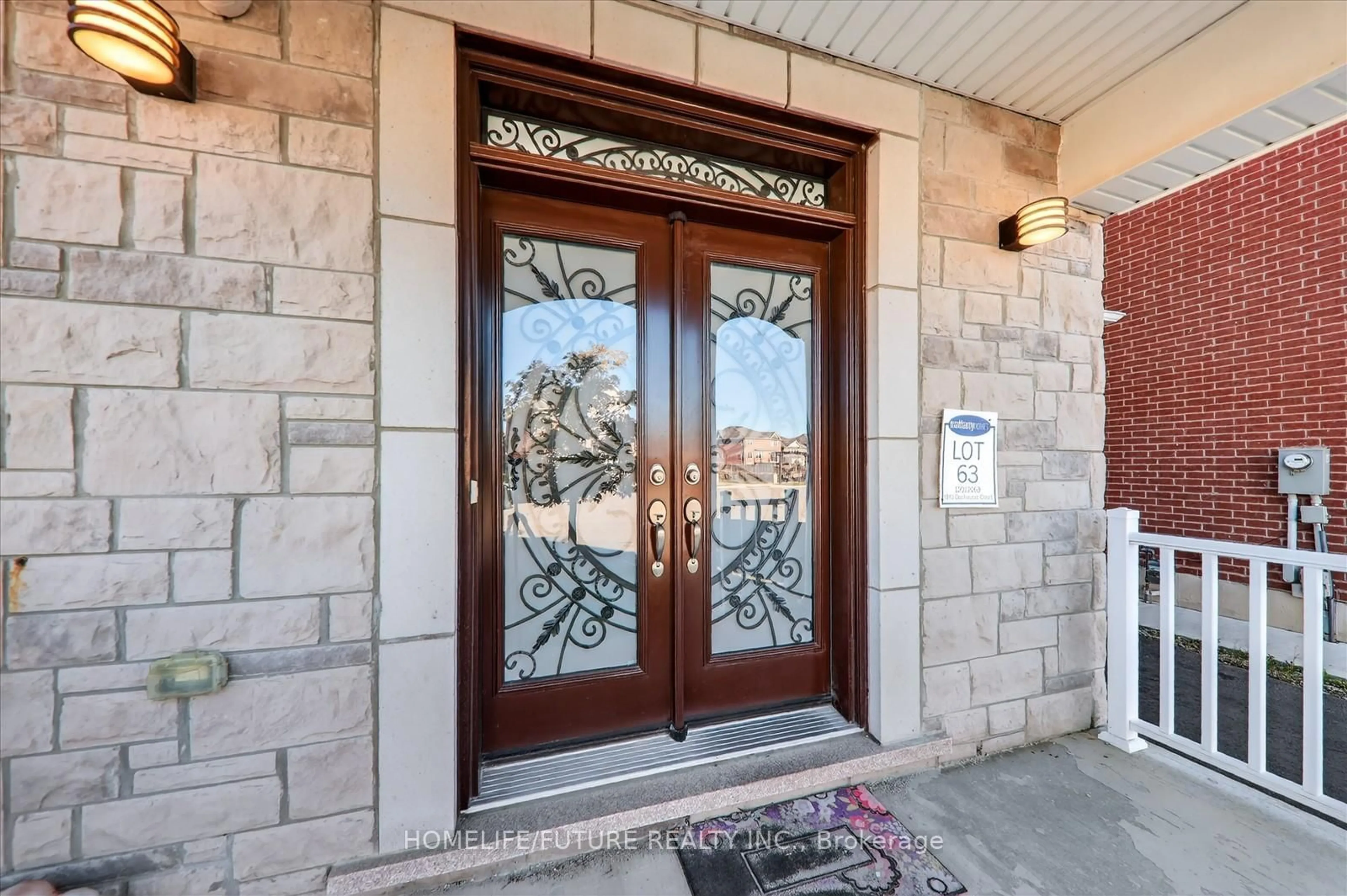 Indoor entryway for 1010 Dashwood Crt, Pickering Ontario L1V 2P8