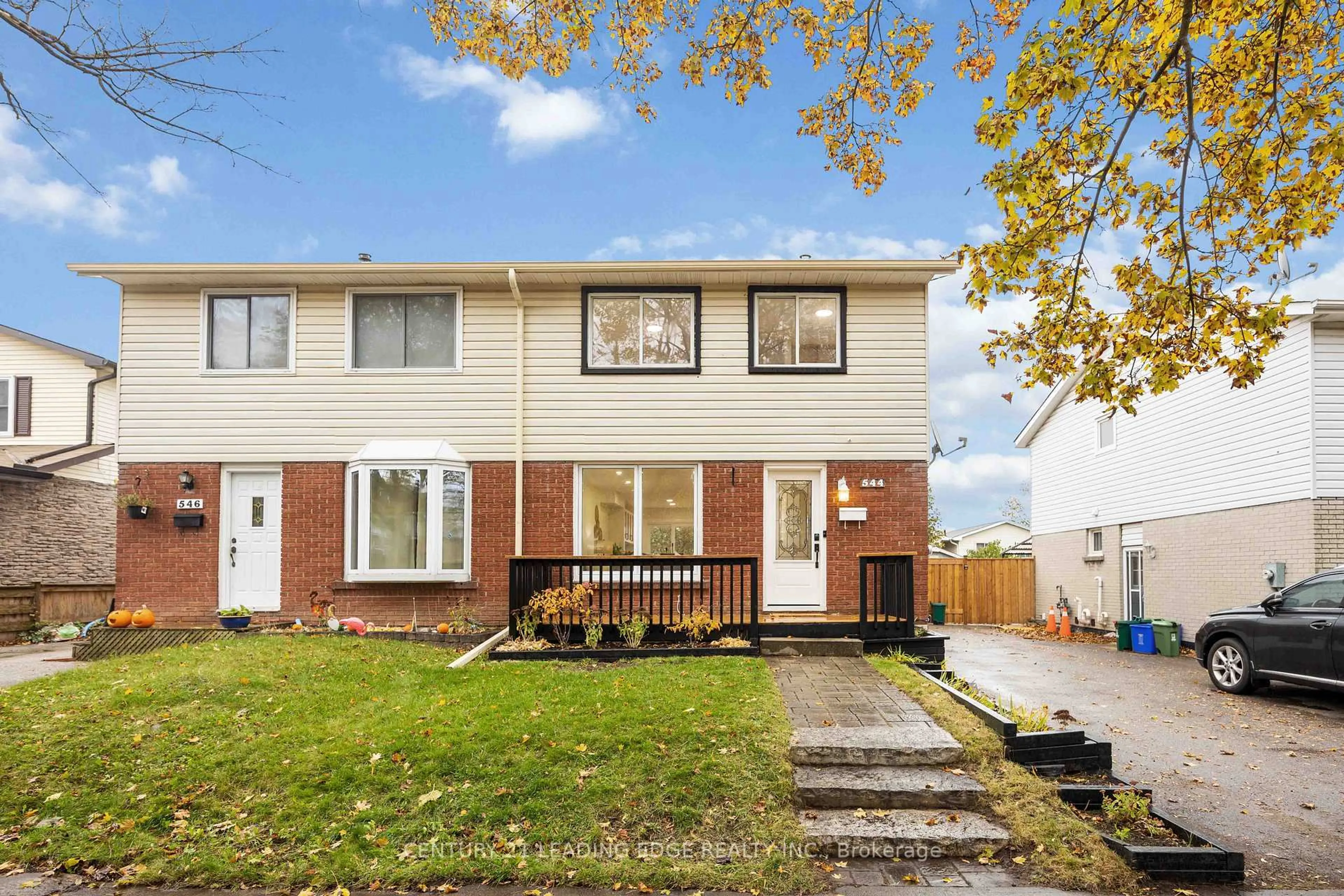 Home with vinyl exterior material, street for 544 Lakeview Ave, Oshawa Ontario L1J 1B1