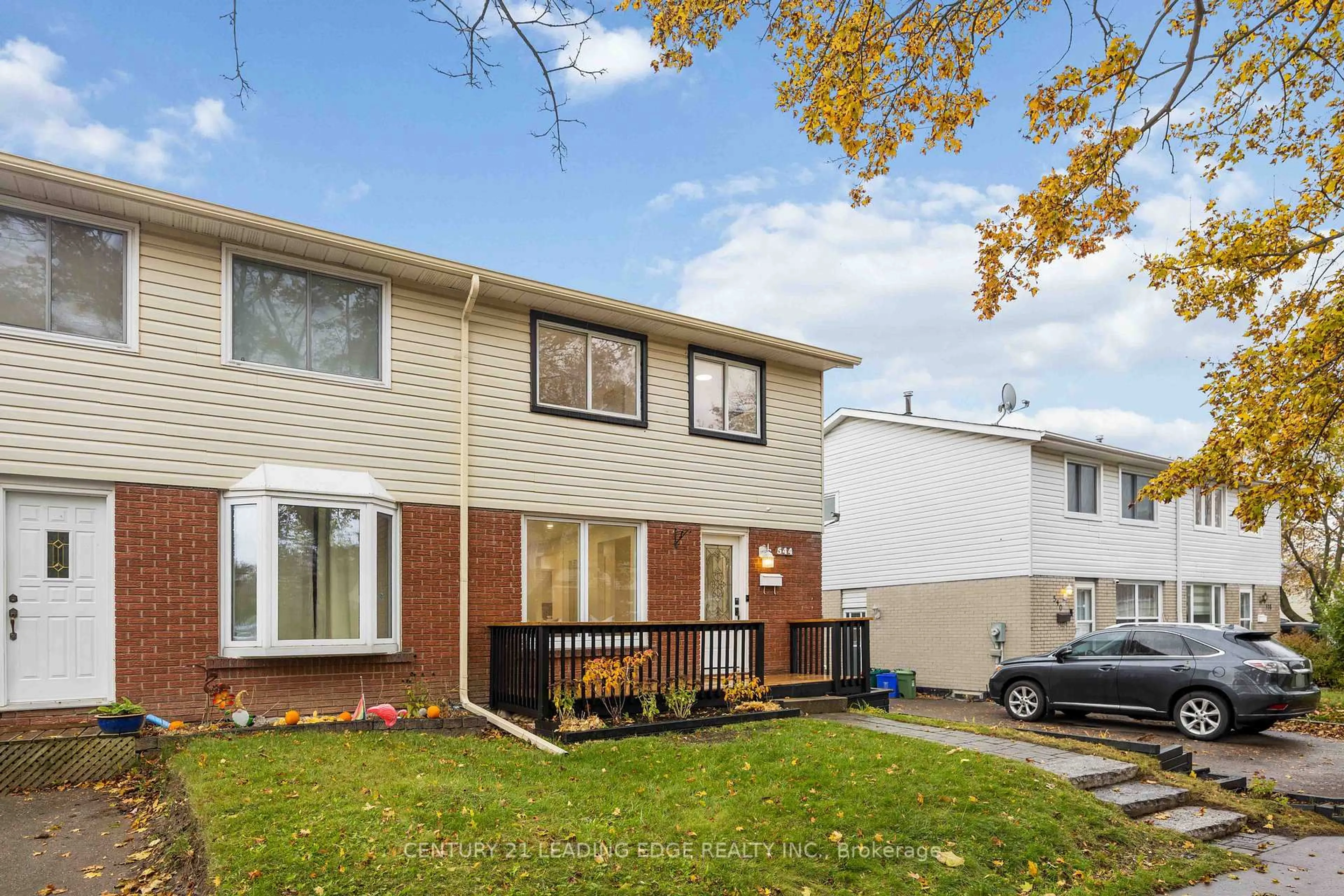 Home with vinyl exterior material, street for 544 Lakeview Ave, Oshawa Ontario L1J 1B1