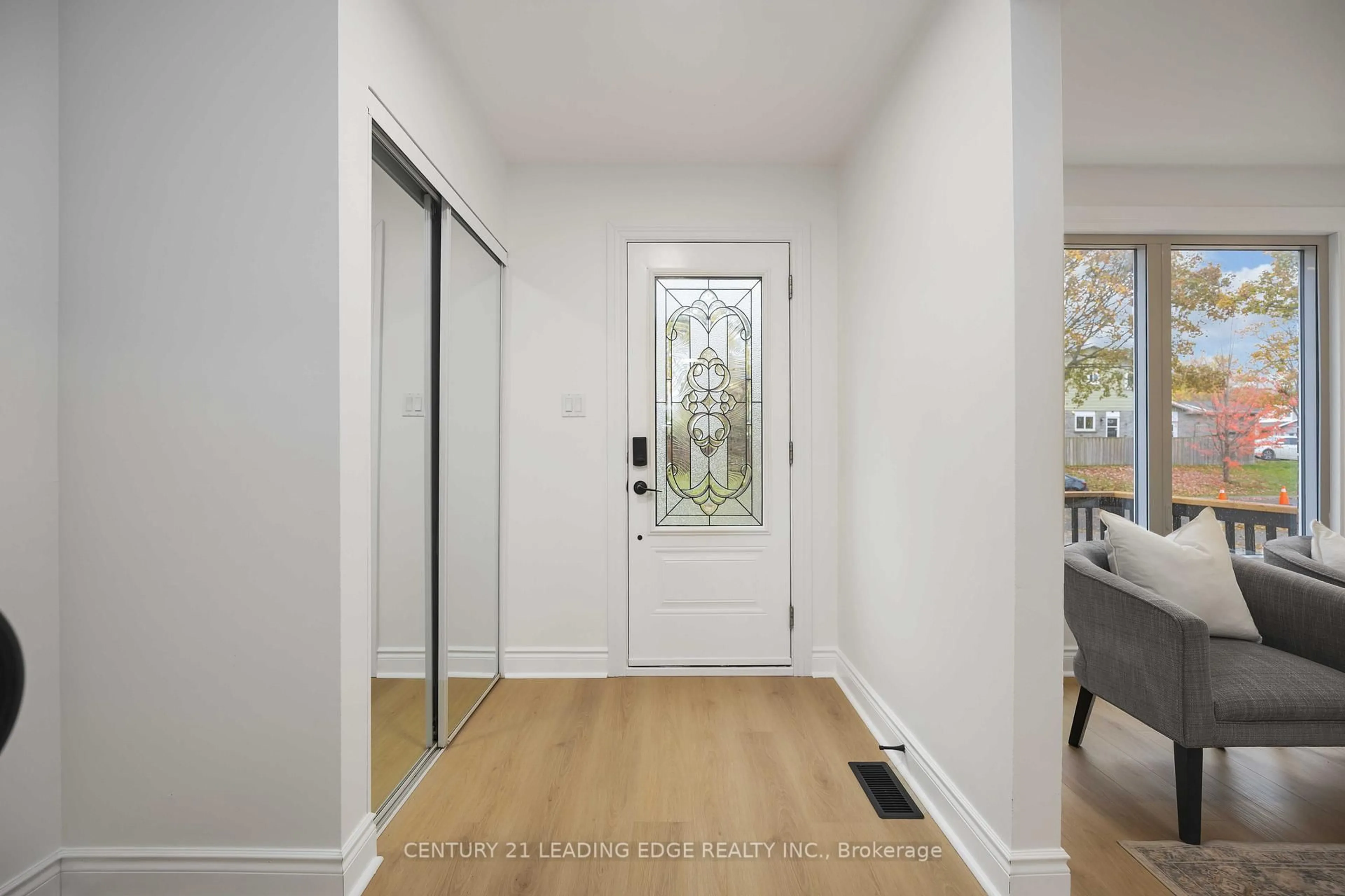 Indoor entryway for 544 Lakeview Ave, Oshawa Ontario L1J 1B1