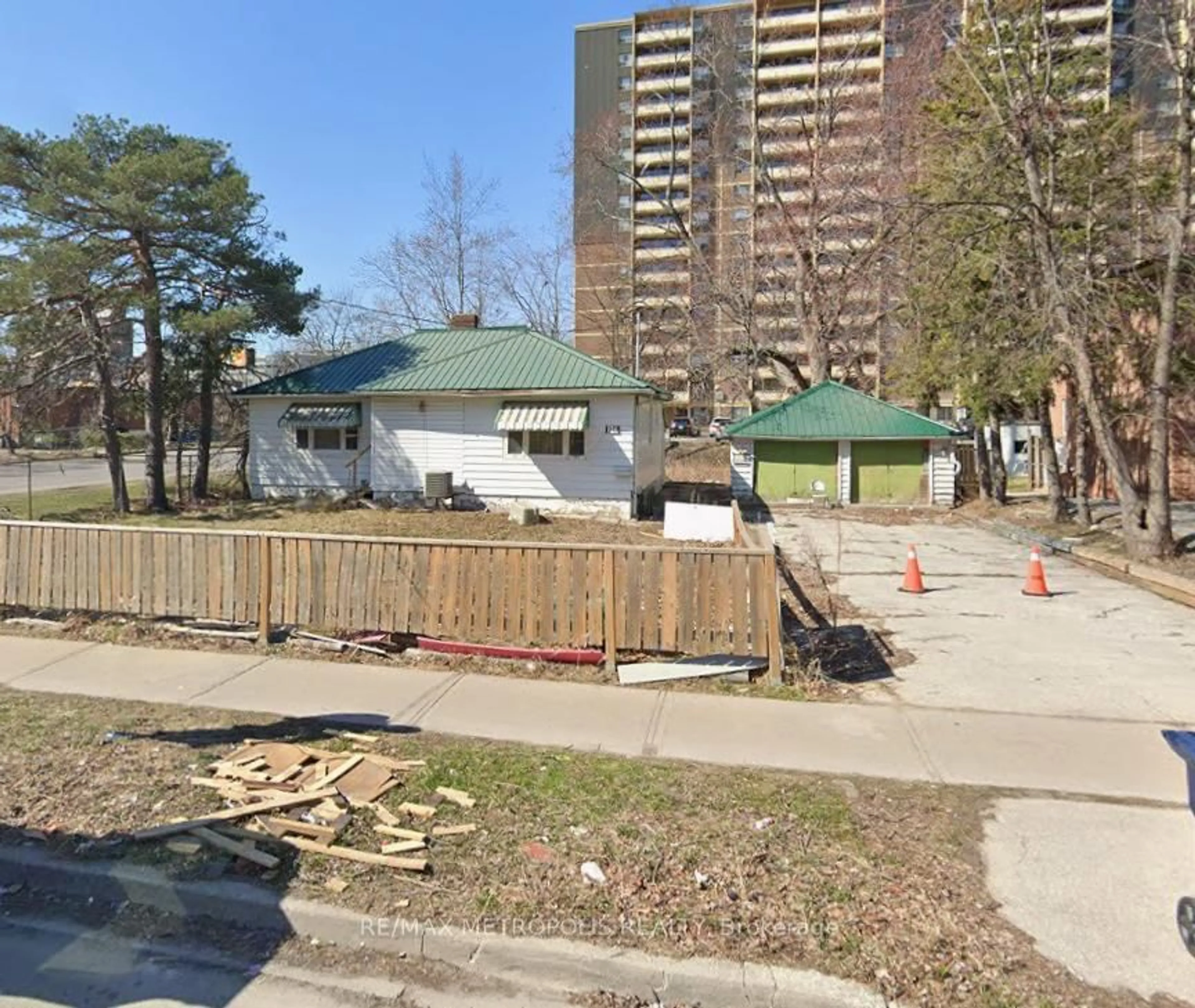A pic from outside/outdoor area/front of a property/back of a property/a pic from drone, street for 10 Cedar Dr, Toronto Ontario M1J 3E8