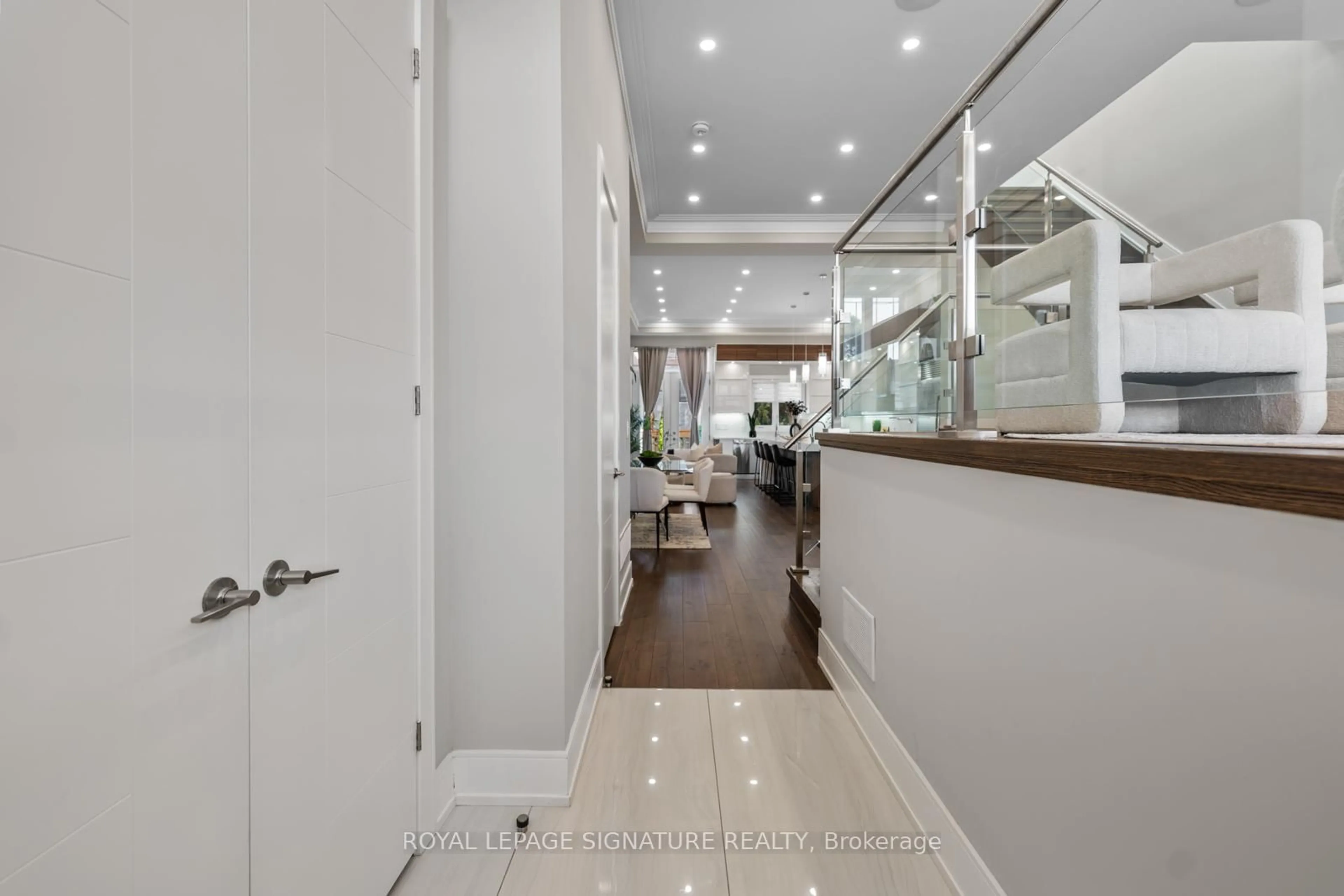 Indoor foyer for 59A Bexhill Ave, Toronto Ontario M1L 3B7