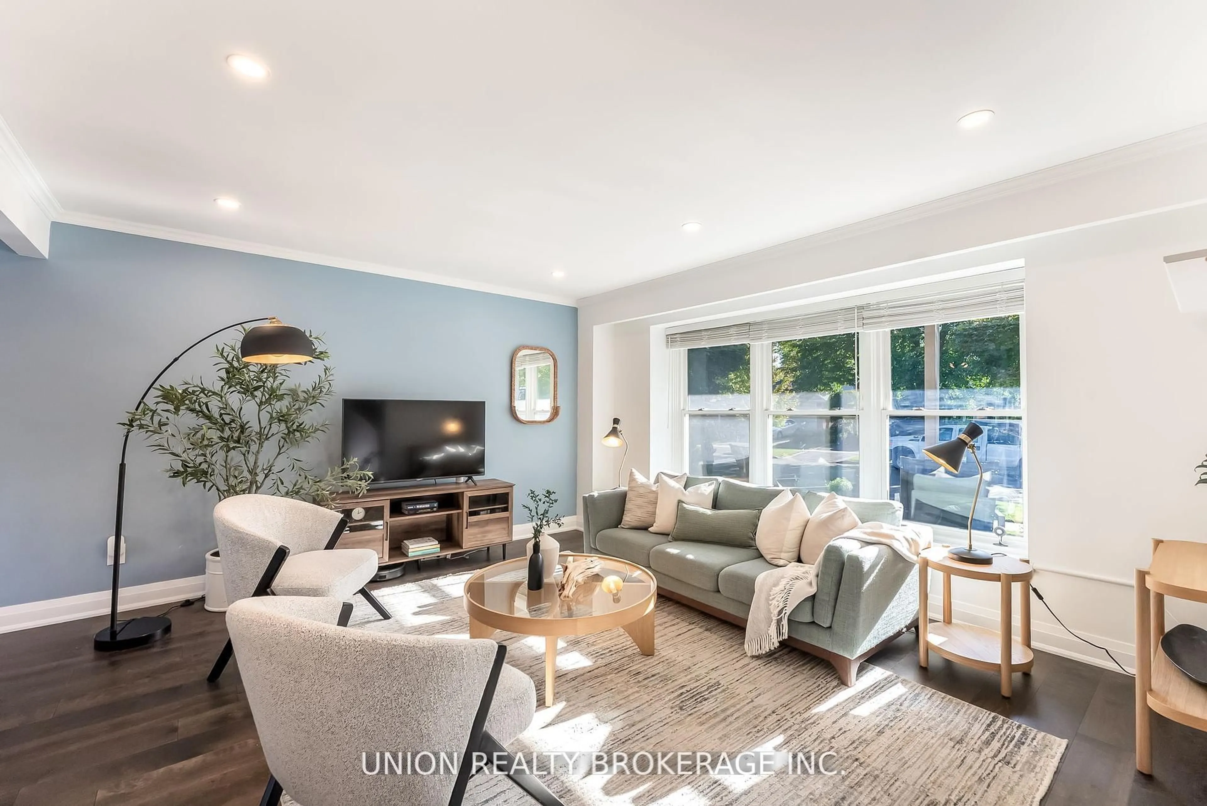 Living room with furniture, wood/laminate floor for 32 Bledlow Manor Dr, Toronto Ontario M1E 1B2