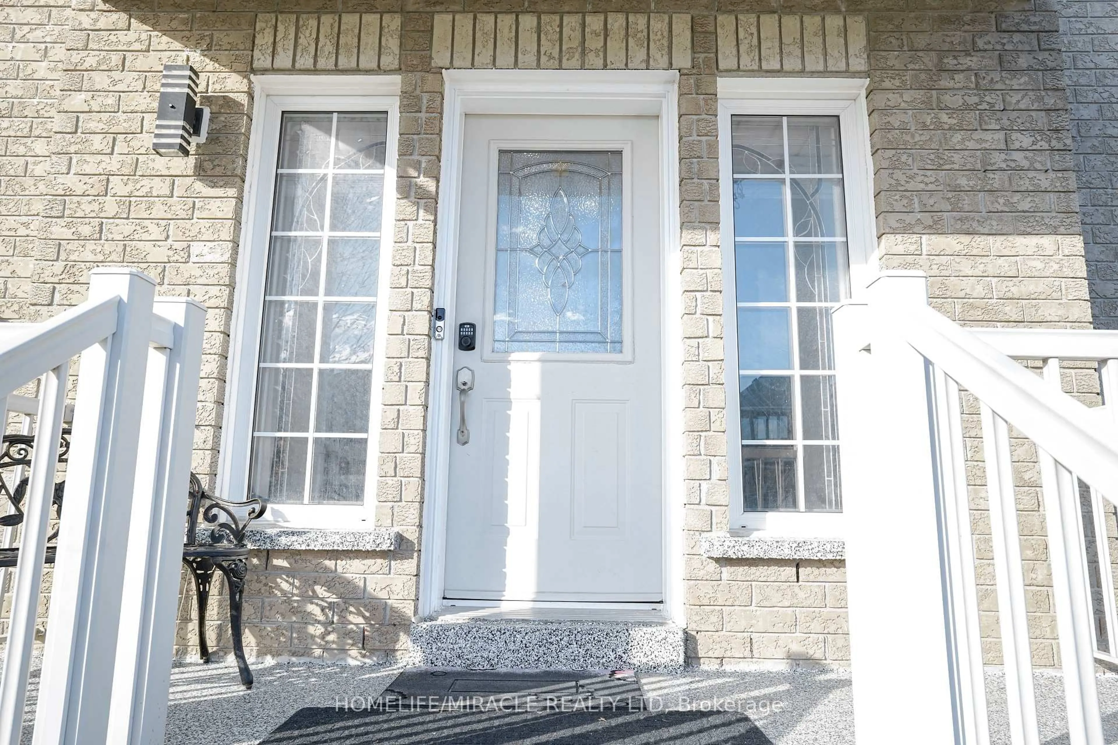 Indoor entryway for 2 Davidson St, Whitby Ontario L1P 1V7