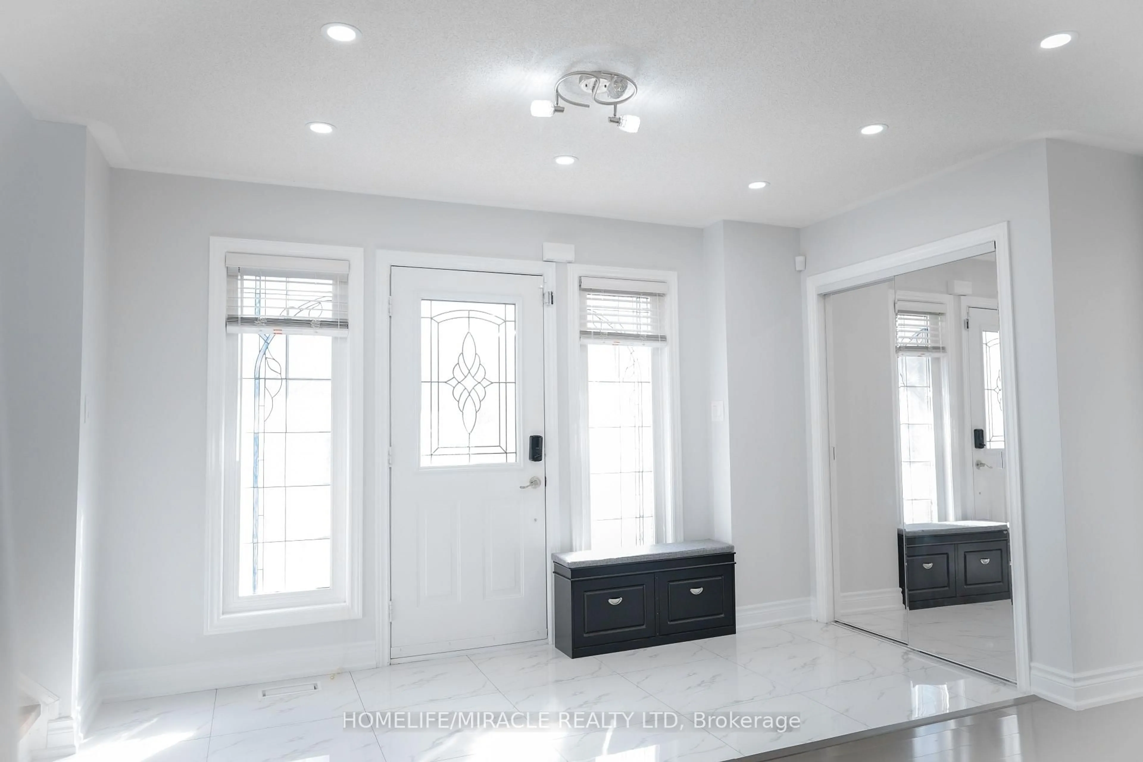 Indoor entryway for 2 Davidson St, Whitby Ontario L1P 1V7