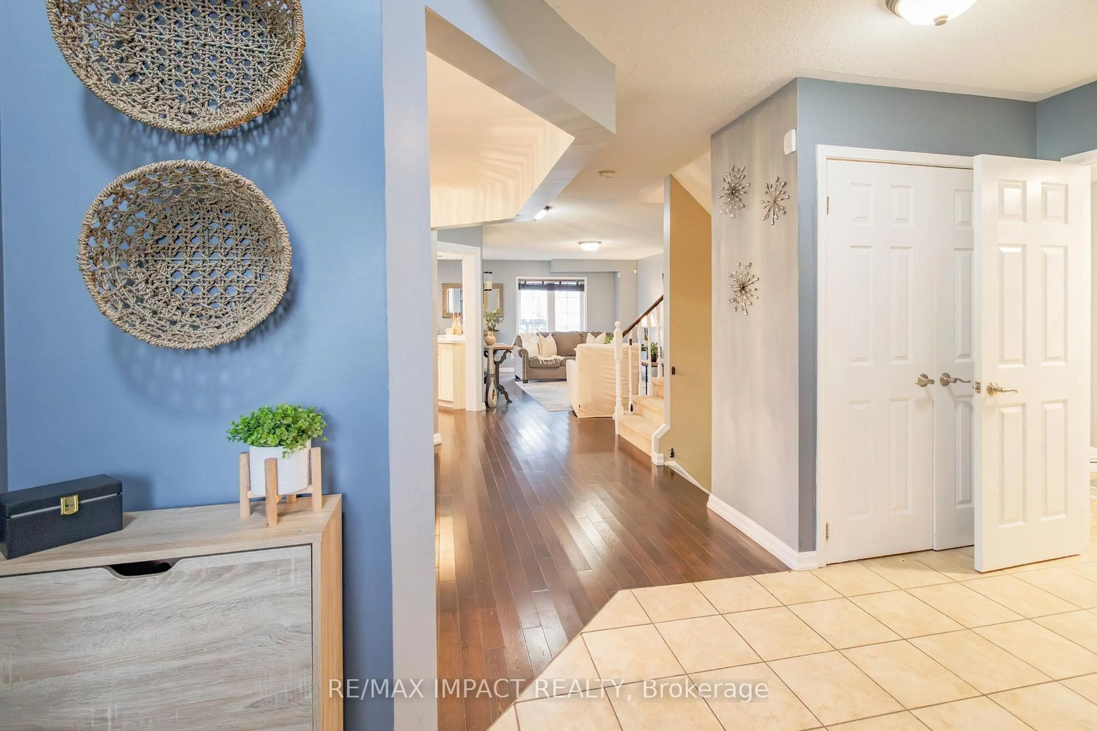 Indoor entryway for 25 Bannister St, Clarington Ontario L1C 5L6