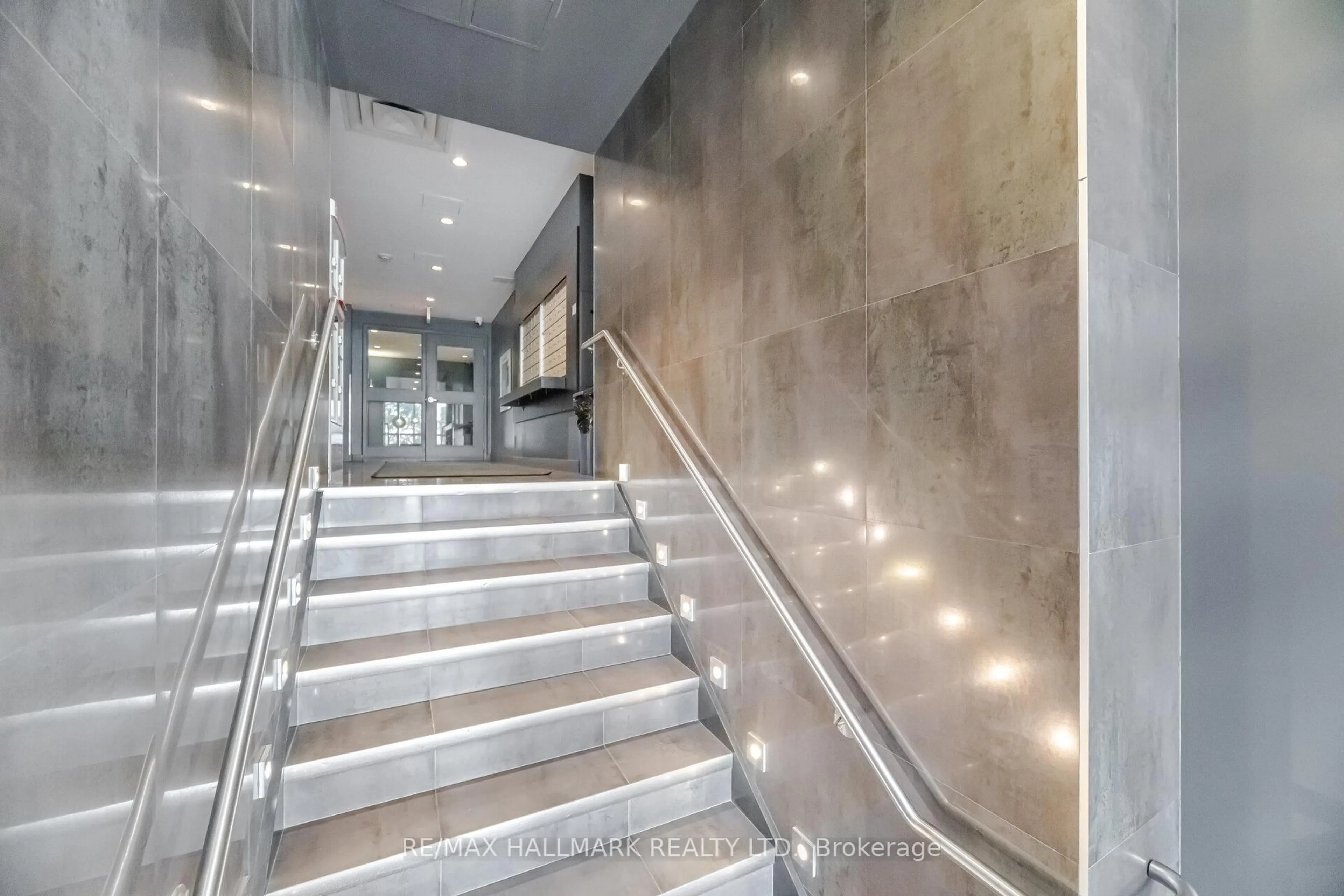 Indoor foyer for 625 Queen St #306, Toronto Ontario M4M 1G7