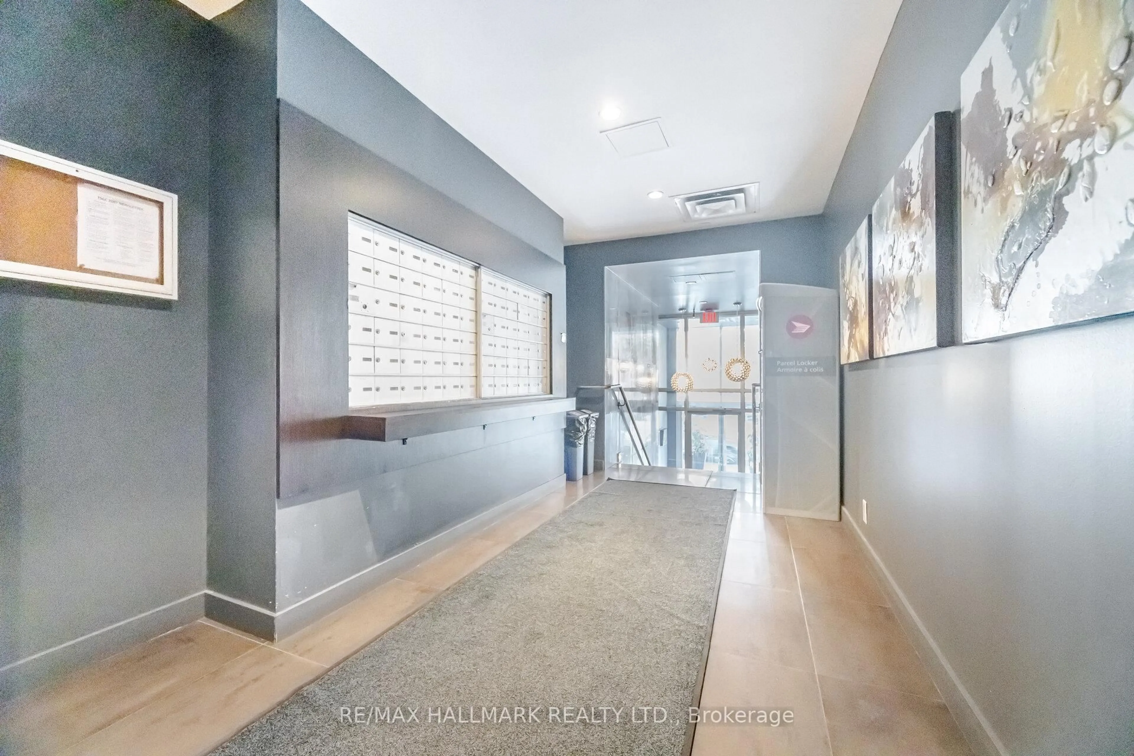 Indoor foyer for 625 Queen St #306, Toronto Ontario M4M 1G7