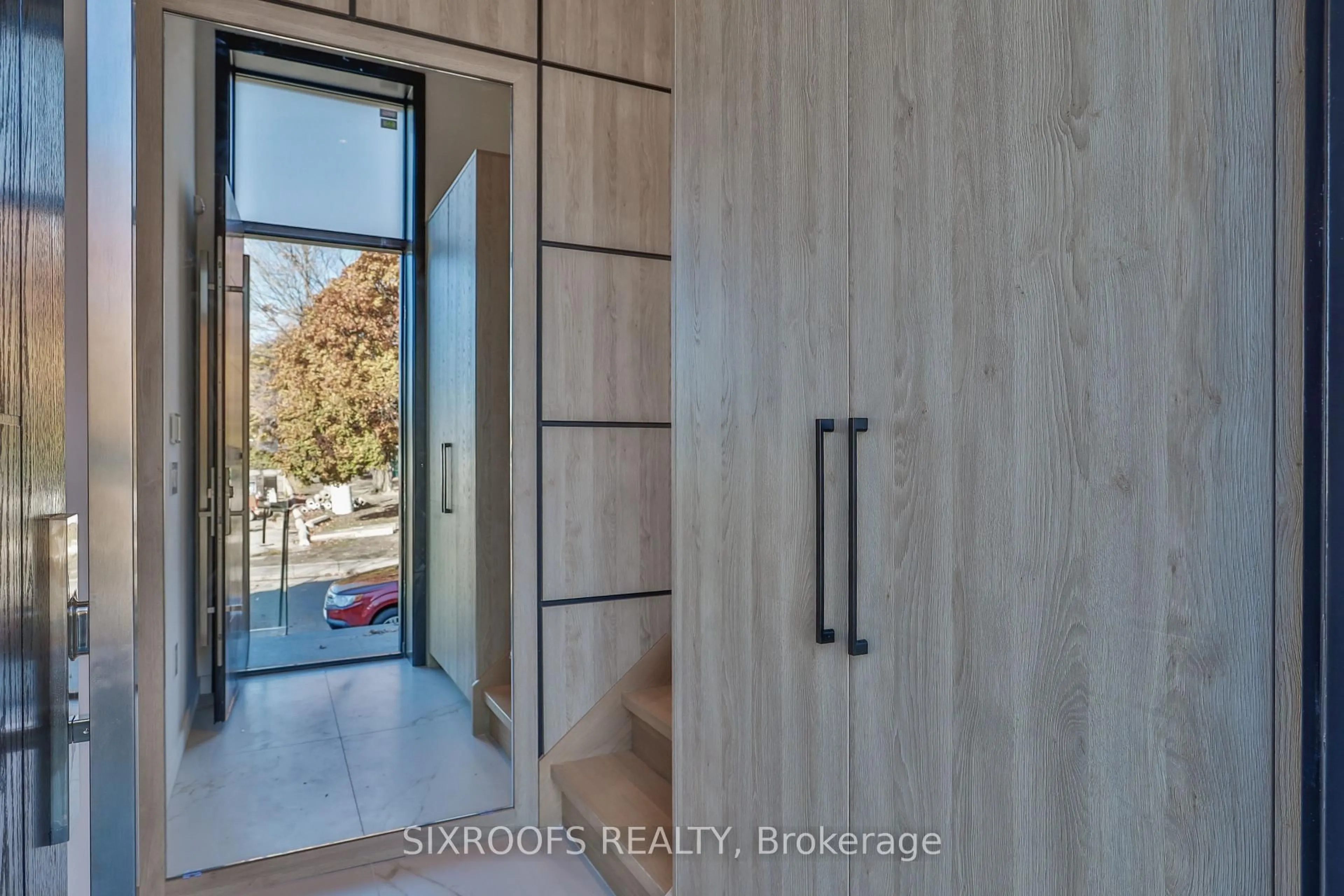 Indoor entryway for 104 Roosevelt Rd, Toronto Ontario M4J 4T9