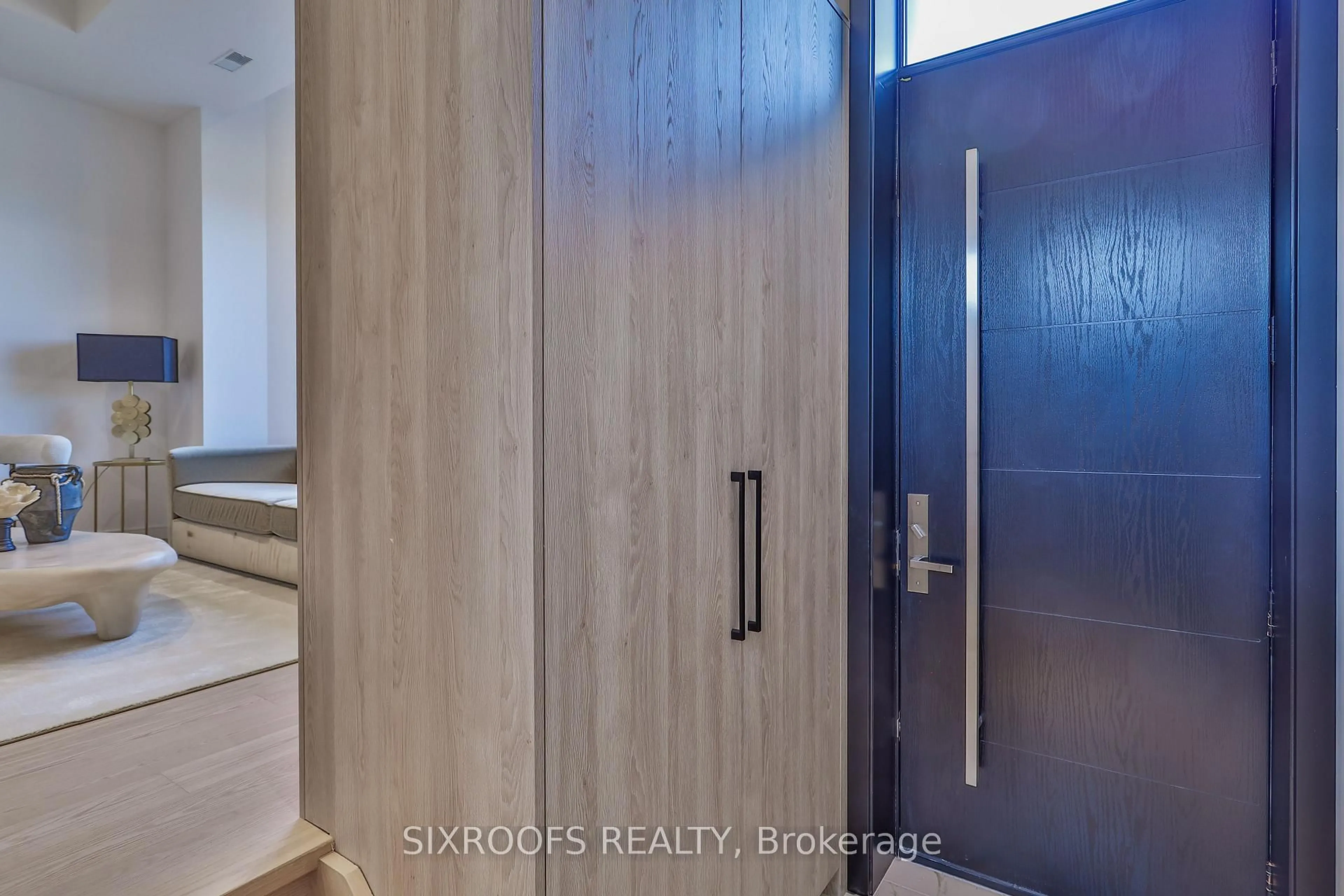 Indoor entryway for 104 Roosevelt Rd, Toronto Ontario M4J 4T9