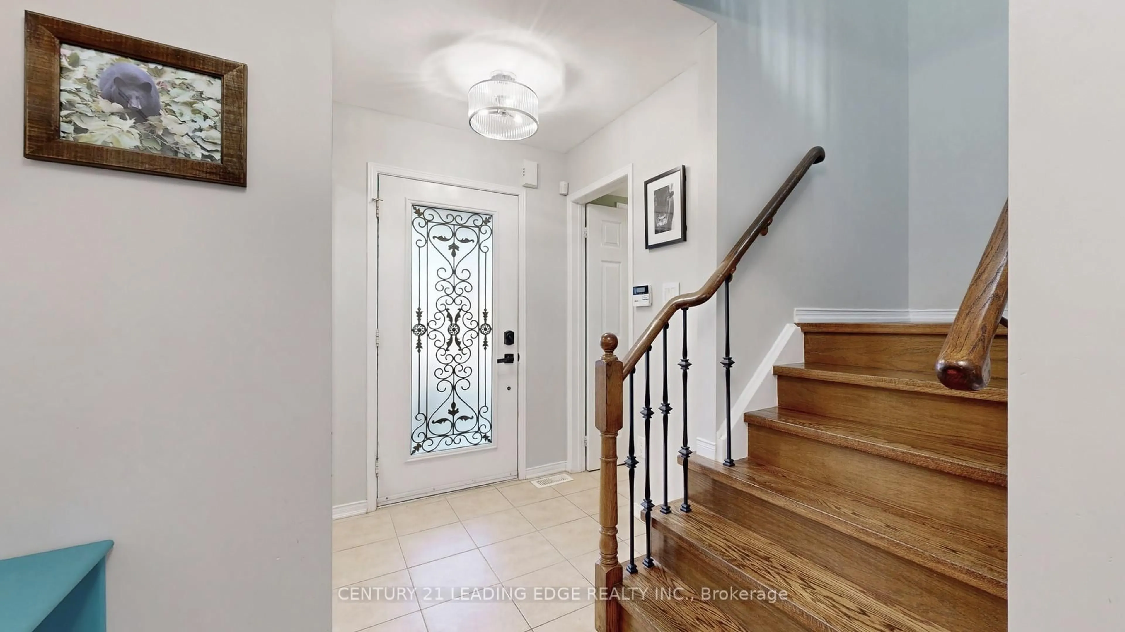 Indoor entryway for 2 Eastgate Circ, Whitby Ontario L1M 2N3