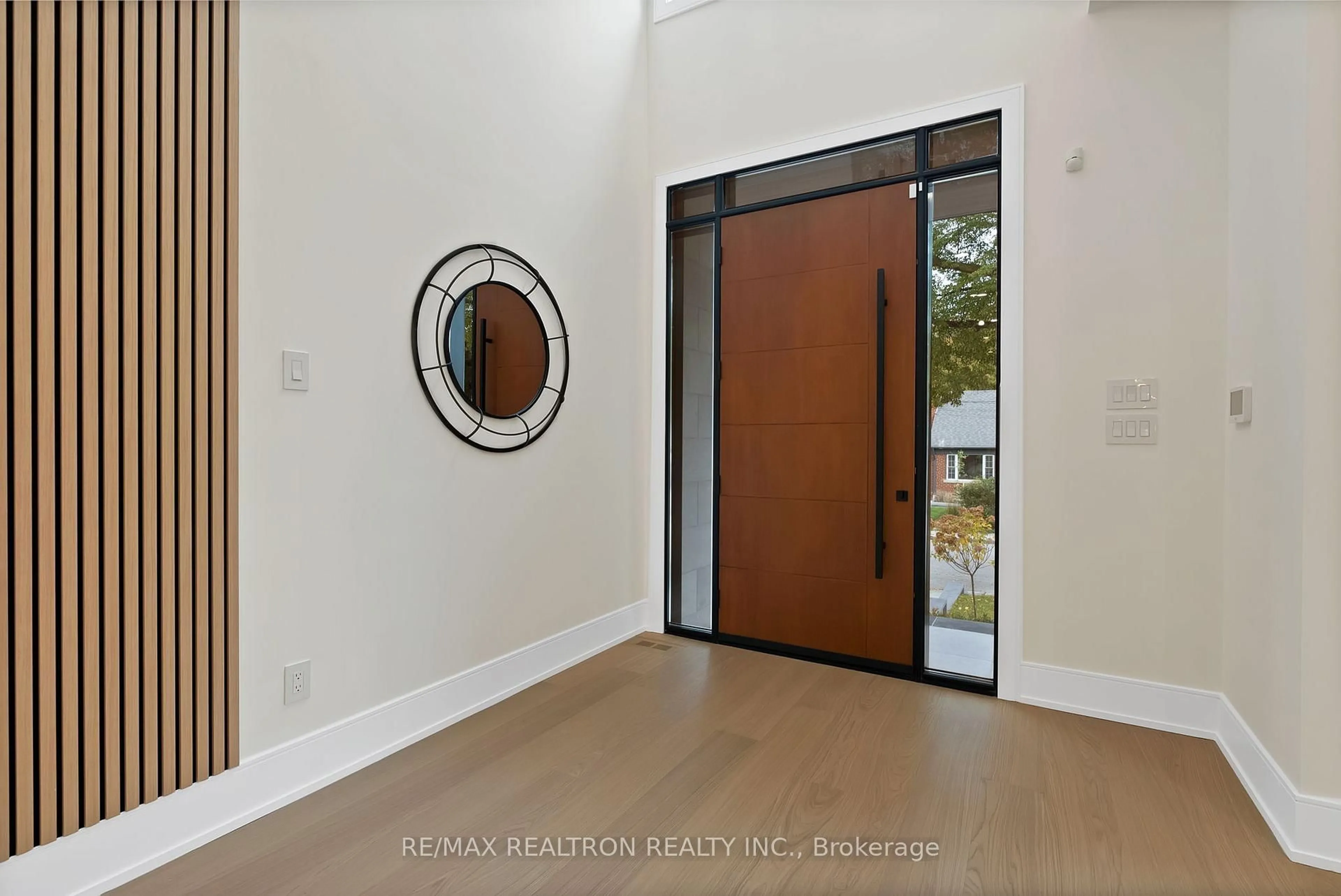 Indoor entryway for 18 Glen Eden Cres, Toronto Ontario M4B 2X9