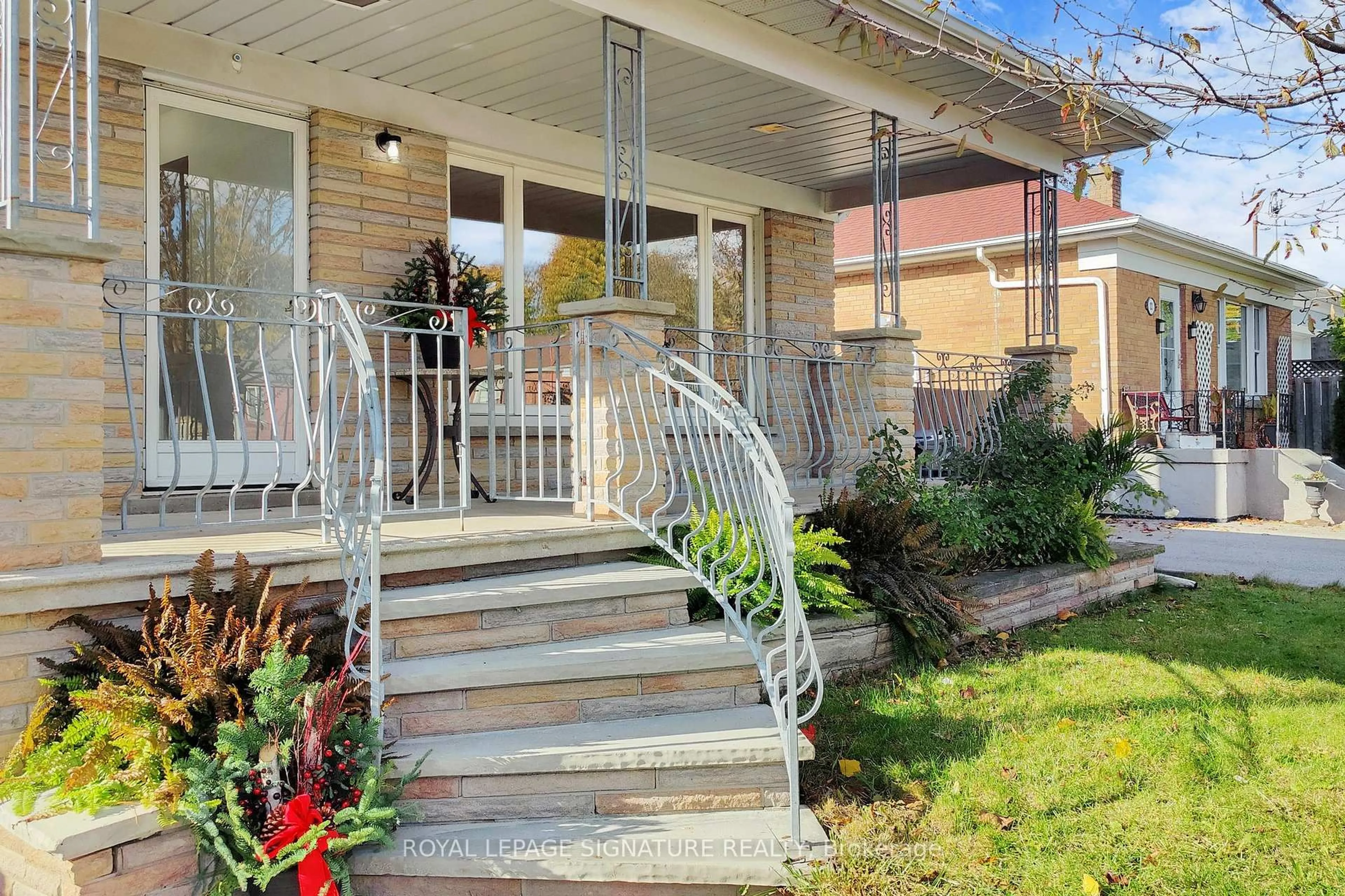 Patio, street for 30 Princeway Dr, Toronto Ontario M1R 2W1