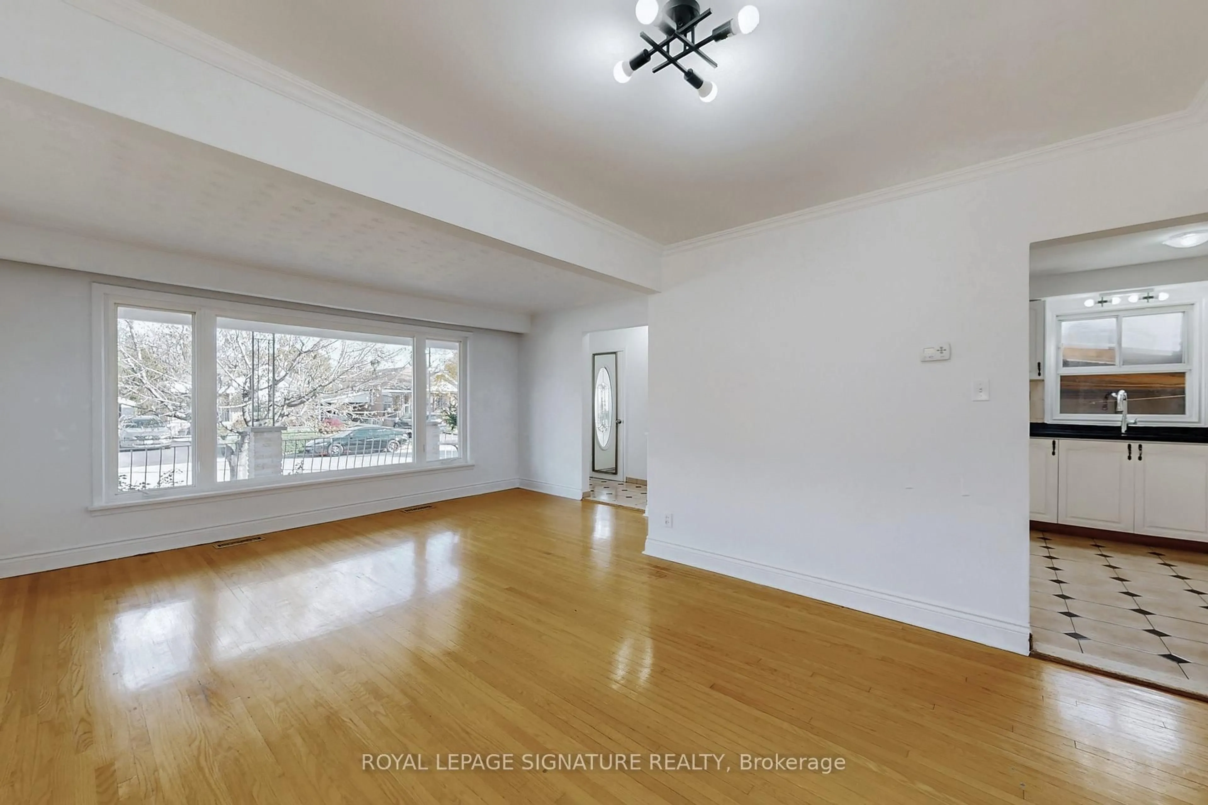 A pic of a room for 30 Princeway Dr, Toronto Ontario M1R 2W1