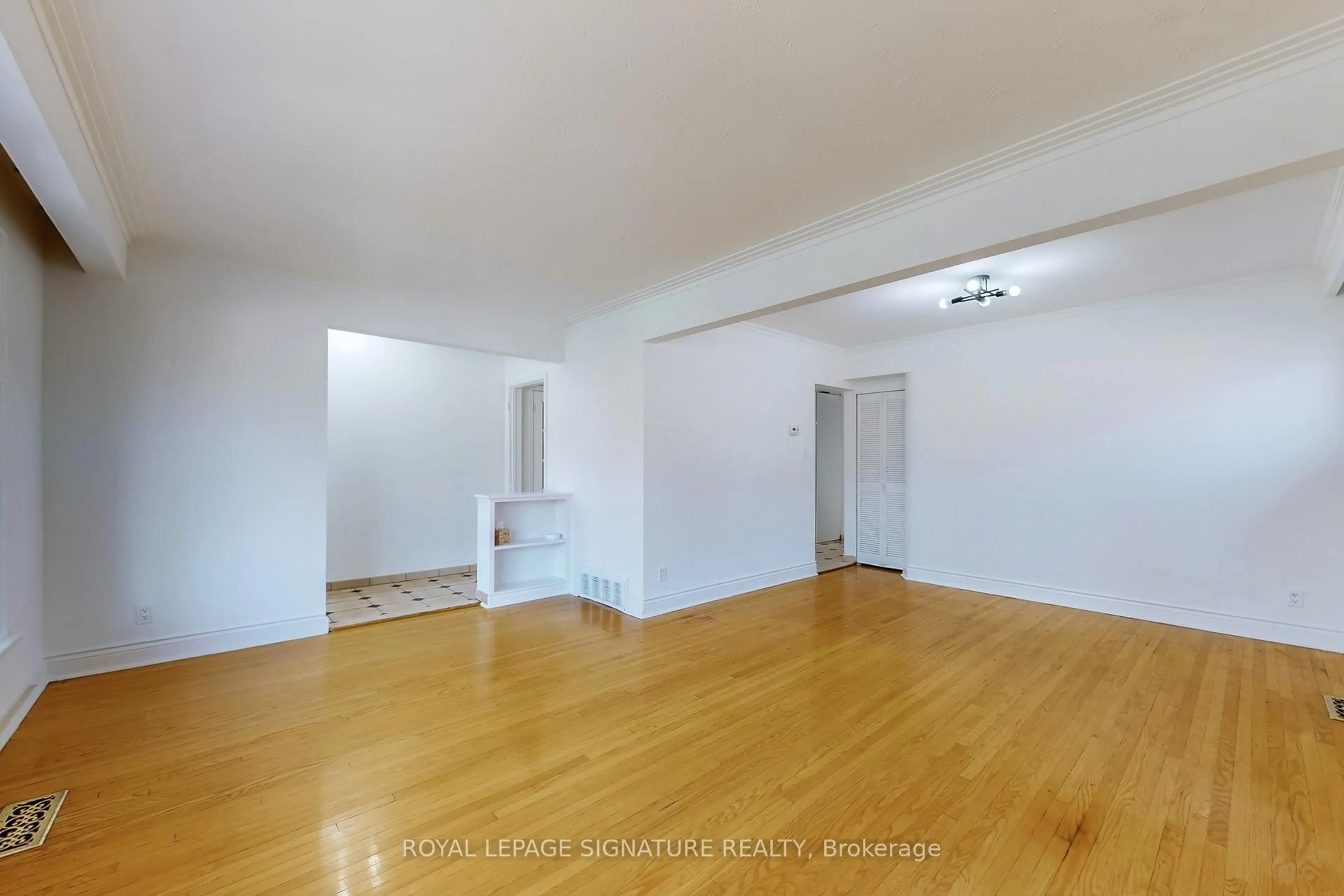 A pic of a room for 30 Princeway Dr, Toronto Ontario M1R 2W1