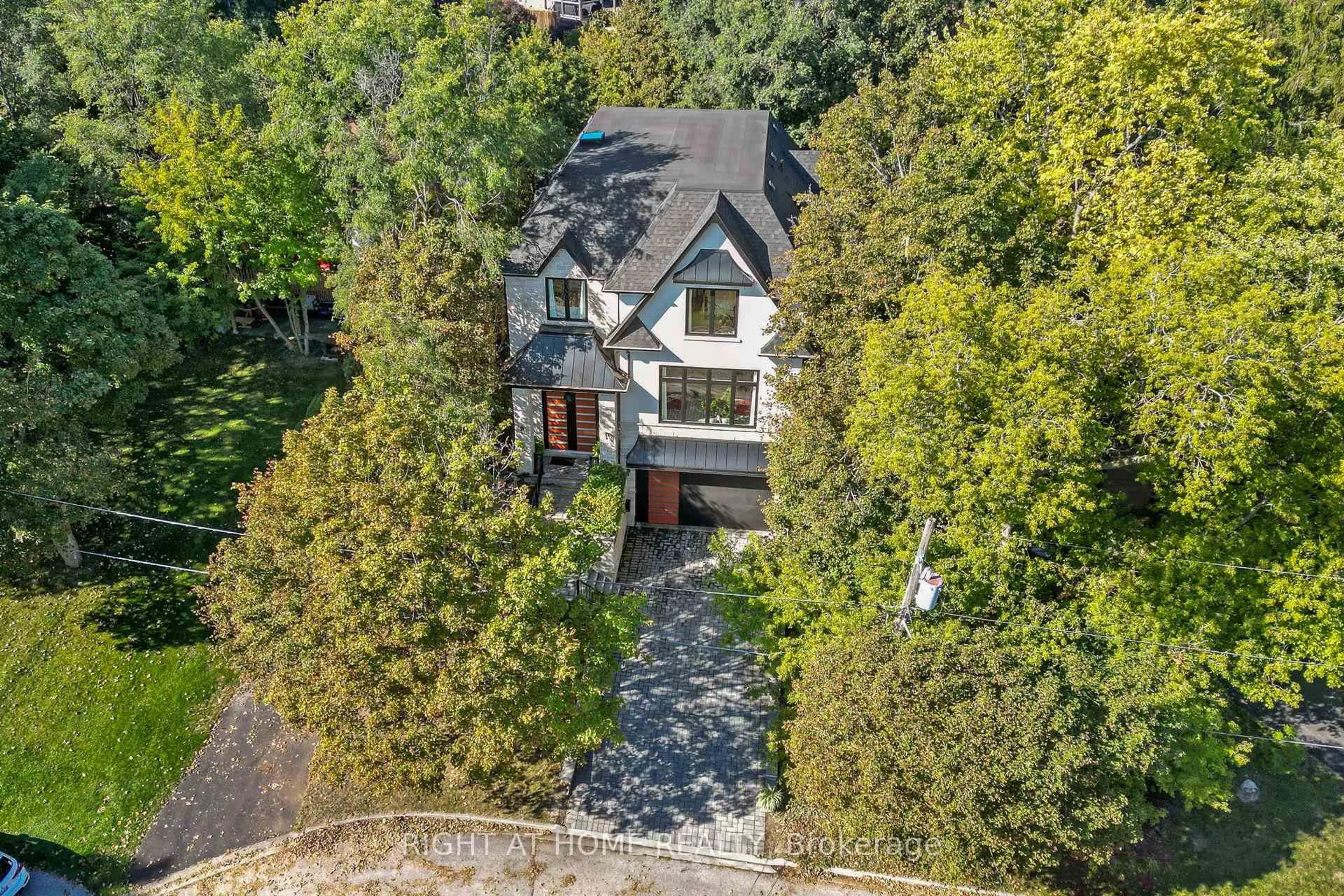 A pic from outside/outdoor area/front of a property/back of a property/a pic from drone, unknown for 700 Hillcrest Rd, Pickering Ontario L1W 2P1