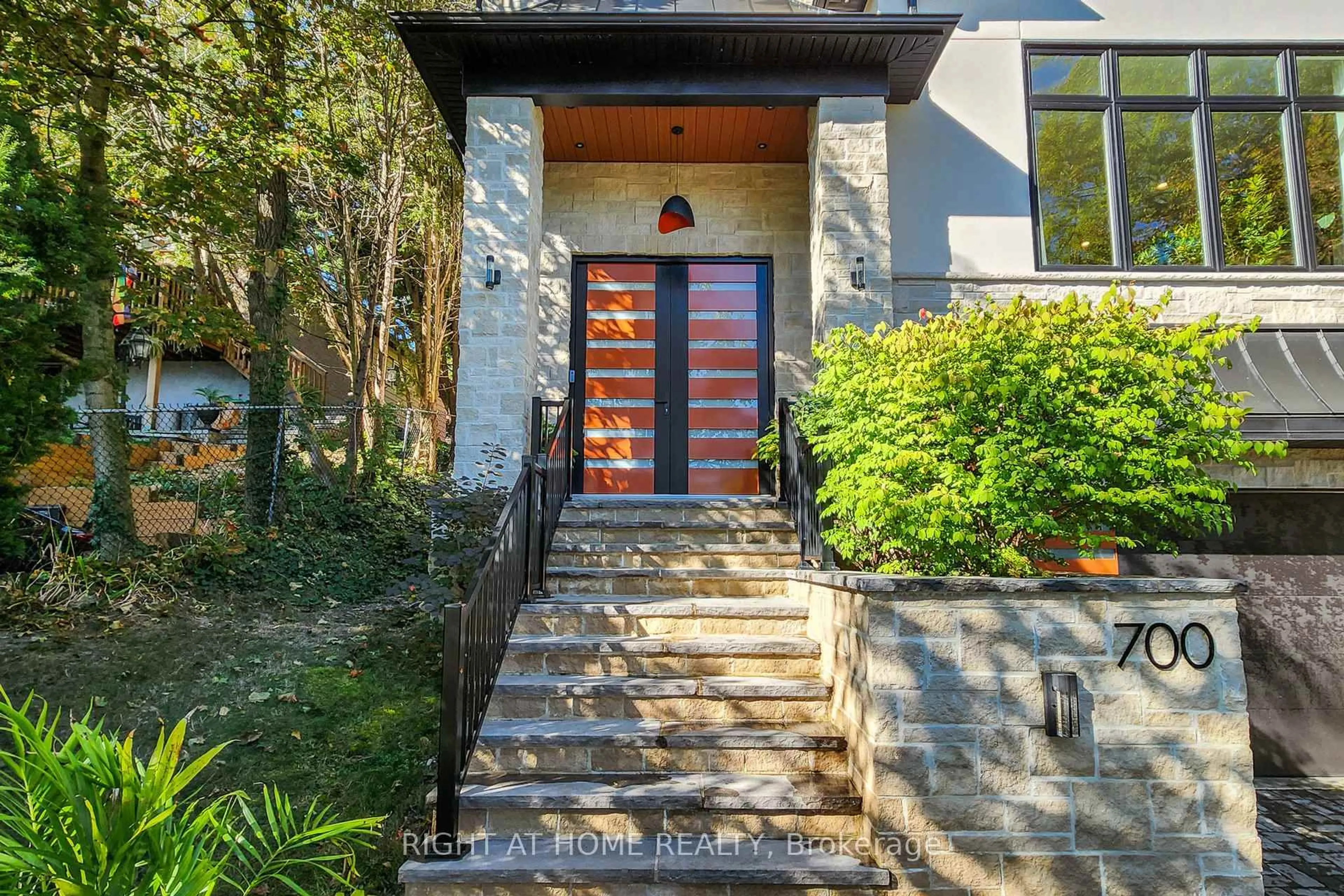 Unknown for 700 Hillcrest Rd, Pickering Ontario L1W 2P1